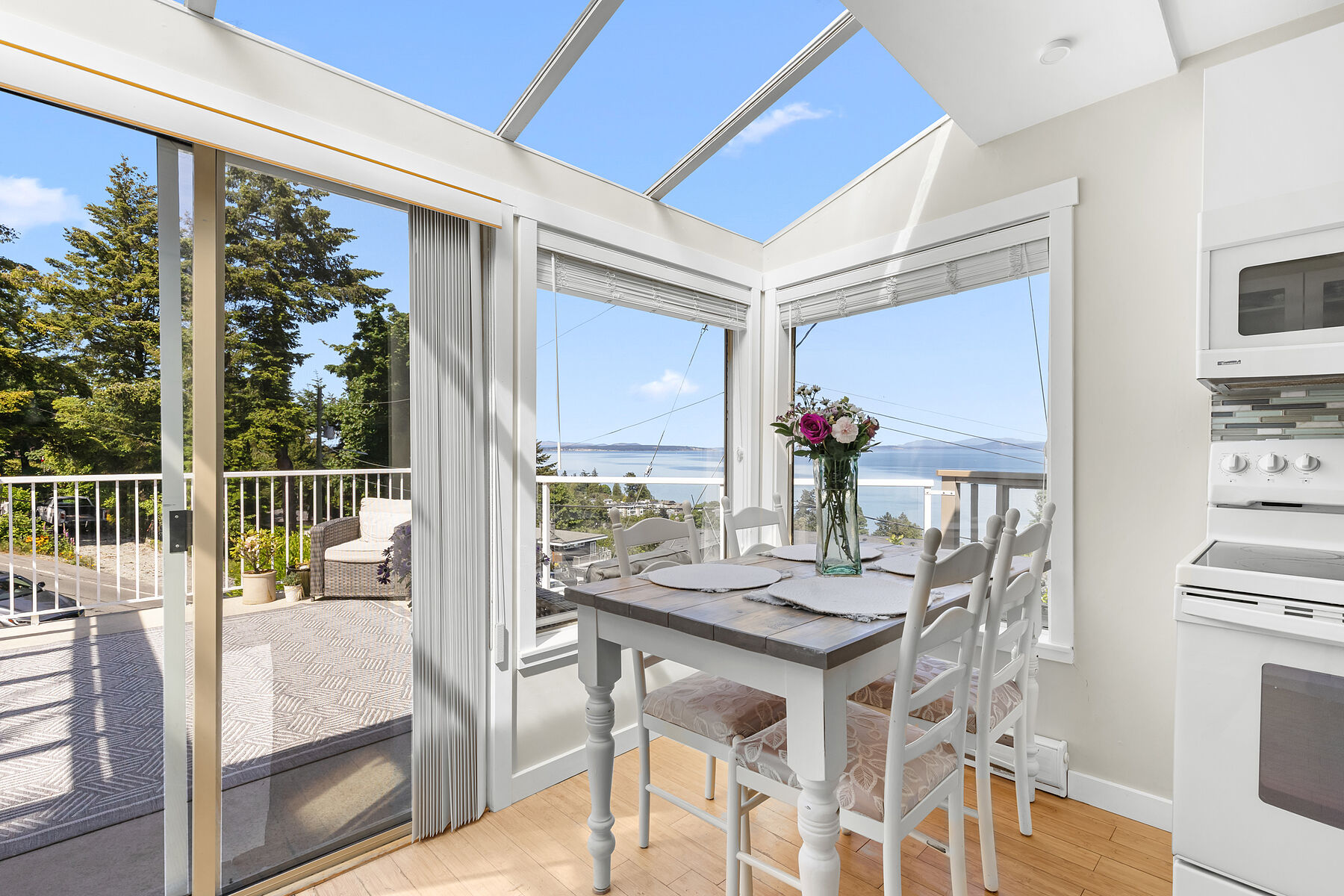  Chic Cordova Bay Home - 物件實景