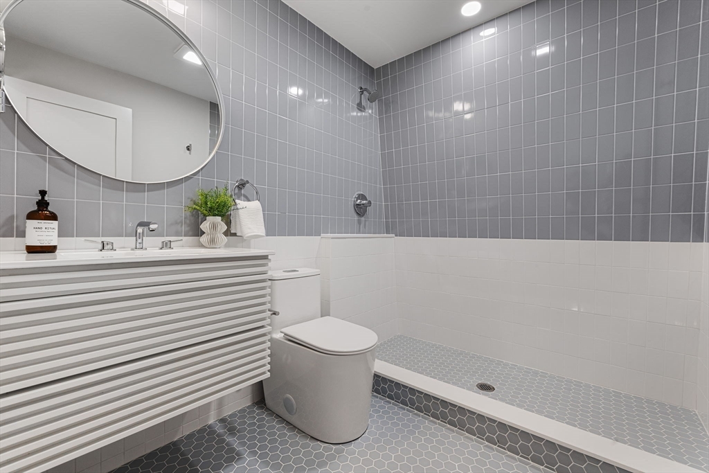 Boston, Massachusetts, 02128, United States, 1 Bedroom Bedrooms, ,2 BathroomsBathrooms,Residential,For Sale,1974152