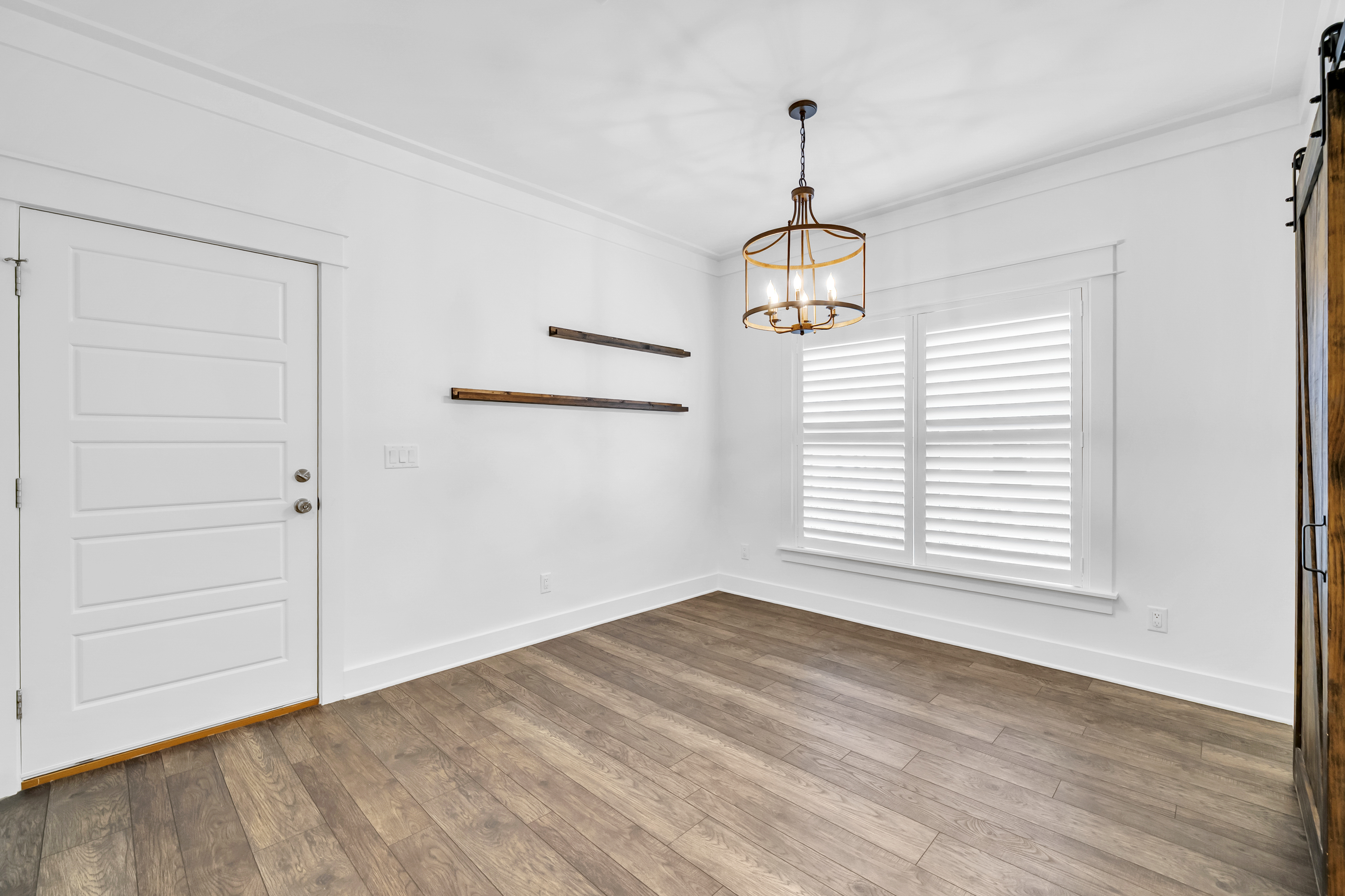  Move-In Ready Brick Home with Spacious Fenced Backyard Near the Bay - 物件實景