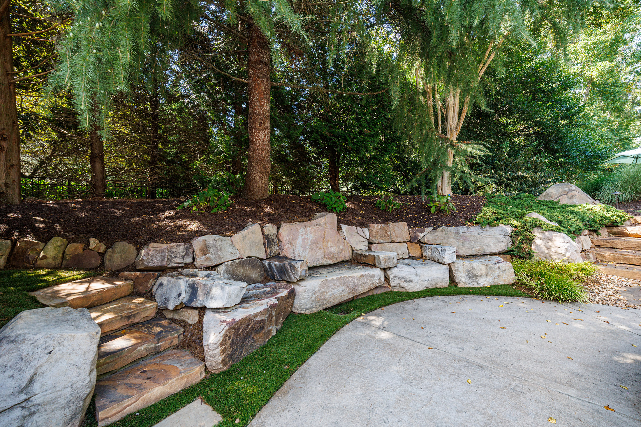  Impressive Brick Estate on a Private Wooded 1+/- Acre Lot in The Manor - 物件實景