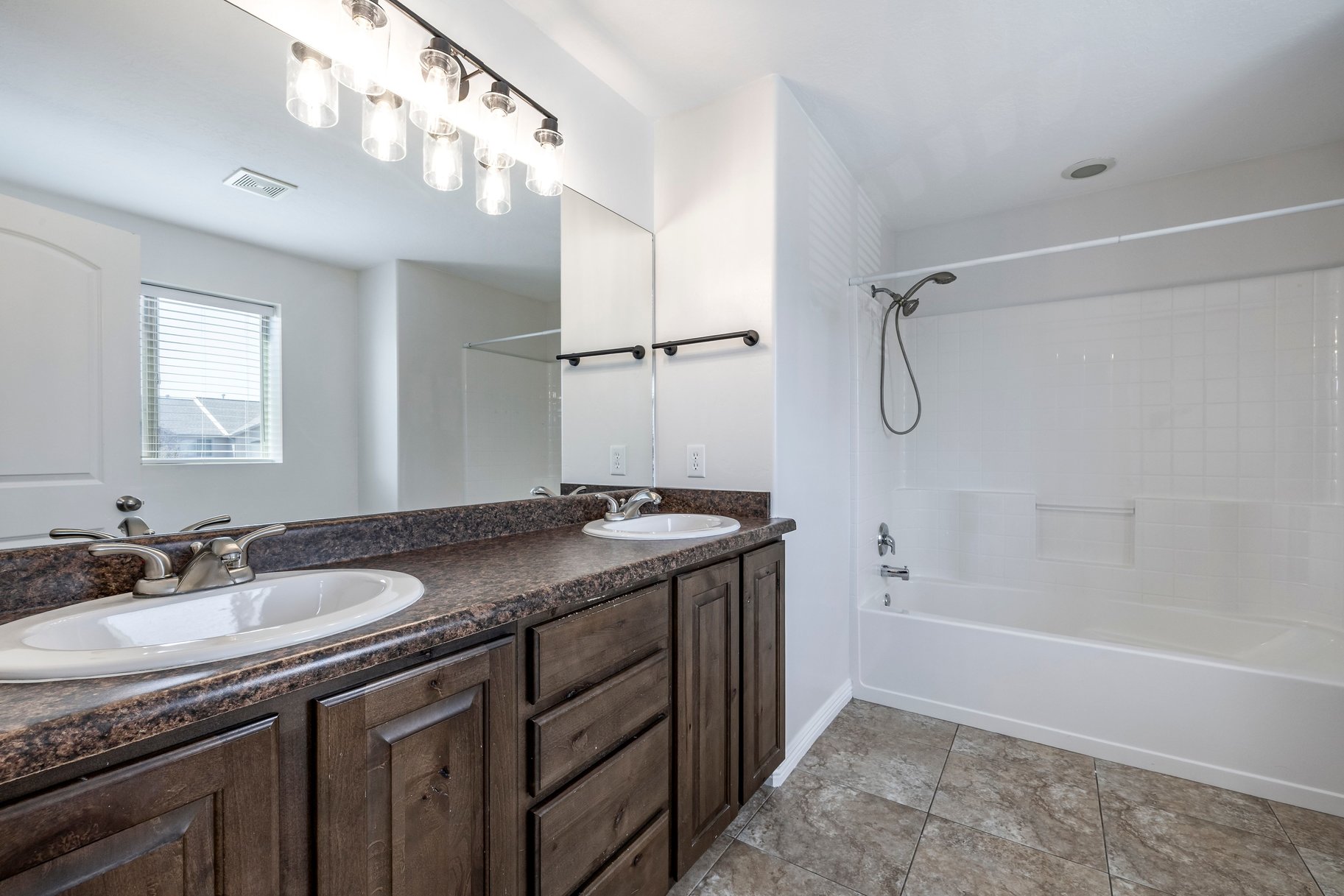  Townhome with Fully Finished Basement - 物件實景