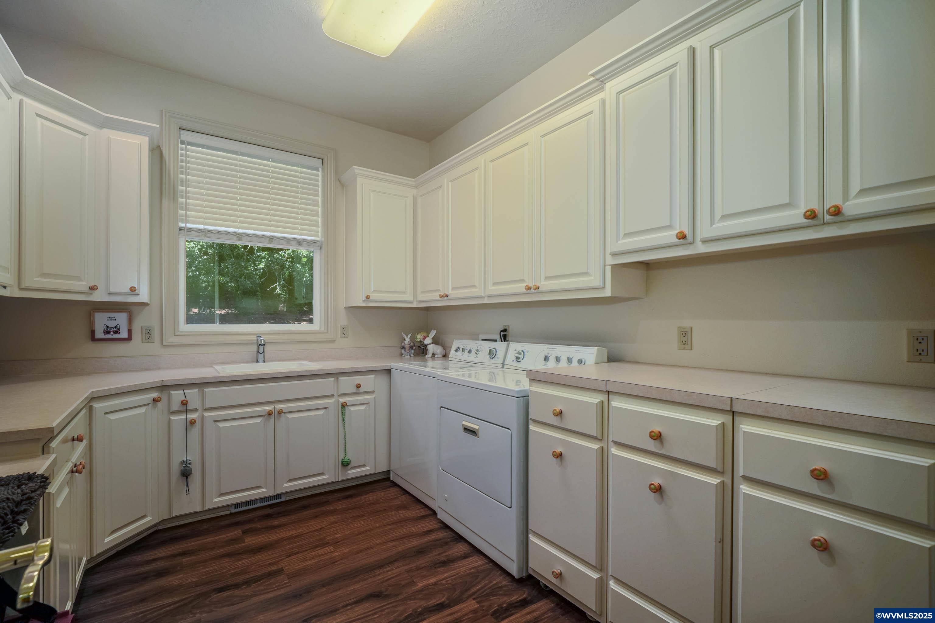 Turner, Oregon, 97392, United States, 4 Bedrooms Bedrooms, ,4 BathroomsBathrooms,Residential,For Sale,1848643