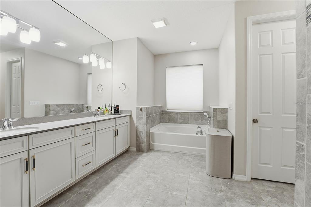 Winter Garden, Florida, 34787, United States, 5 Bedrooms Bedrooms, ,5 BathroomsBathrooms,Residential,For Sale,1987949