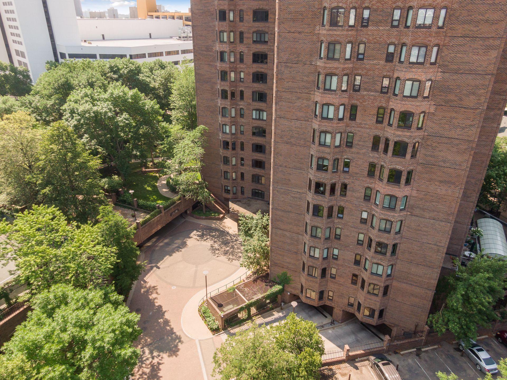 Minneapolis, Minnesota, 55403, United States, 2 Bedrooms Bedrooms, ,1 BathroomBathrooms,Residential,For Sale,1794027