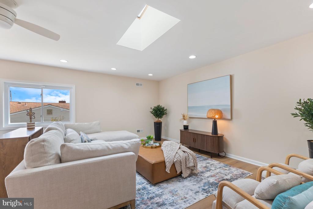 Takoma Park, Maryland, 20912, United States, 2 Bedrooms Bedrooms, ,2 BathroomsBathrooms,Residential,For Sale,1974718