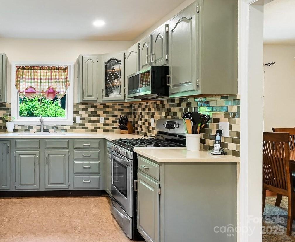Hendersonville, North Carolina, 28739, United States, 3 Bedrooms Bedrooms, ,3 BathroomsBathrooms,Residential,For Sale,1890960