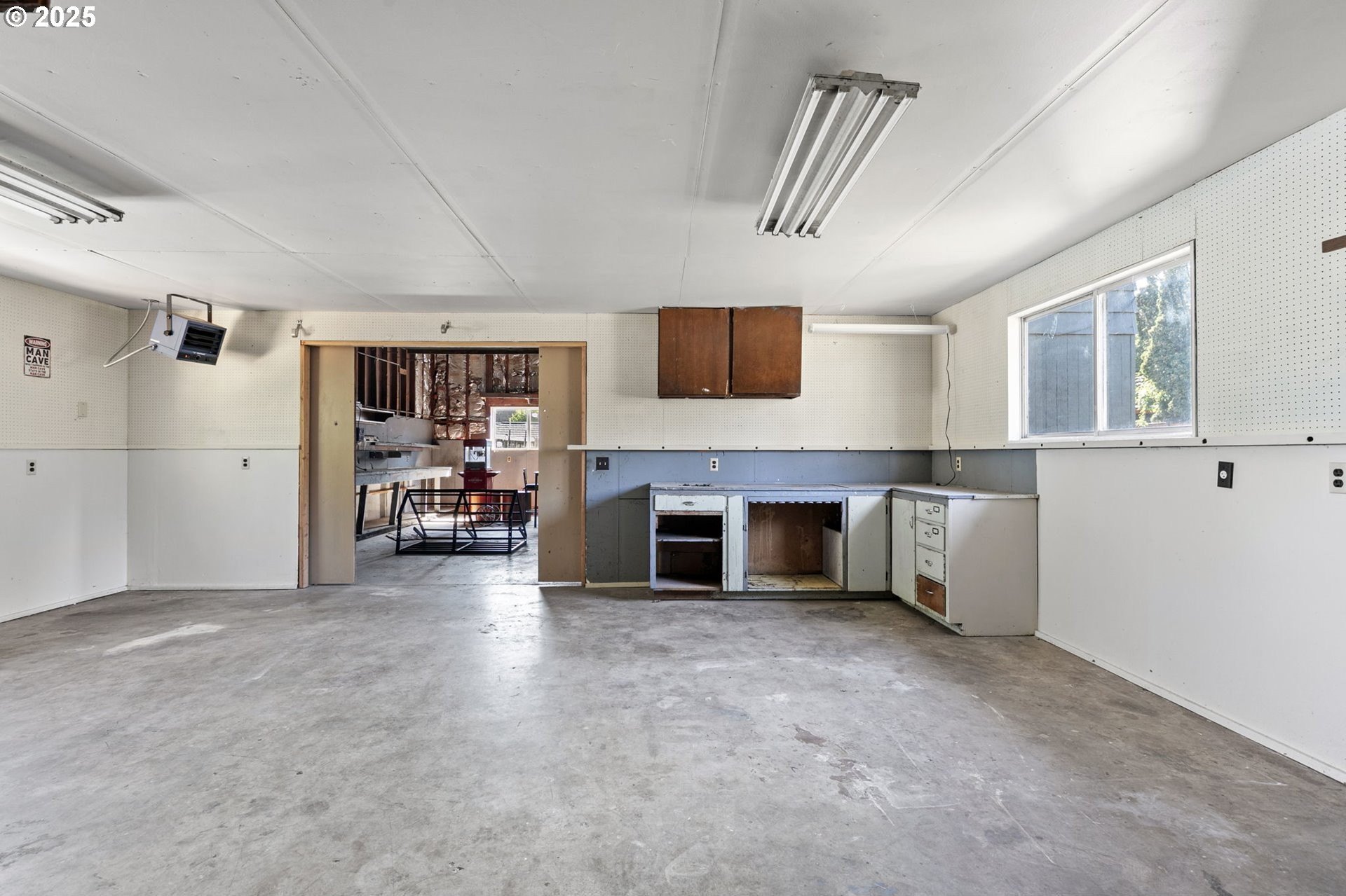 Springfield, Oregon, 97477, United States, 4 Bedrooms Bedrooms, ,2 BathroomsBathrooms,Residential,For Sale,1918433