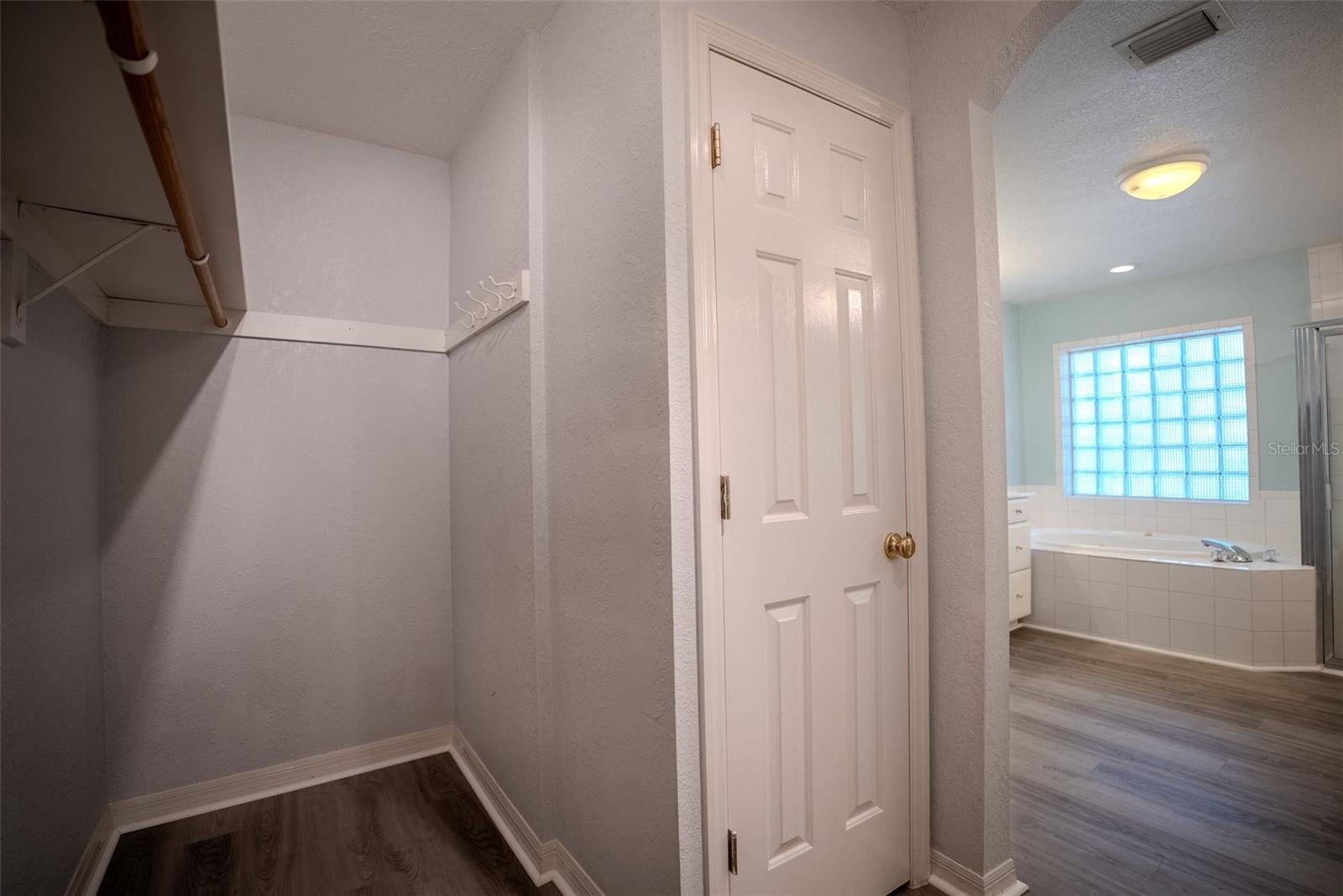 LADY LAKE, Florida, 32159, United States, 5 Bedrooms Bedrooms, ,3 BathroomsBathrooms,Residential,For Sale,1850305
