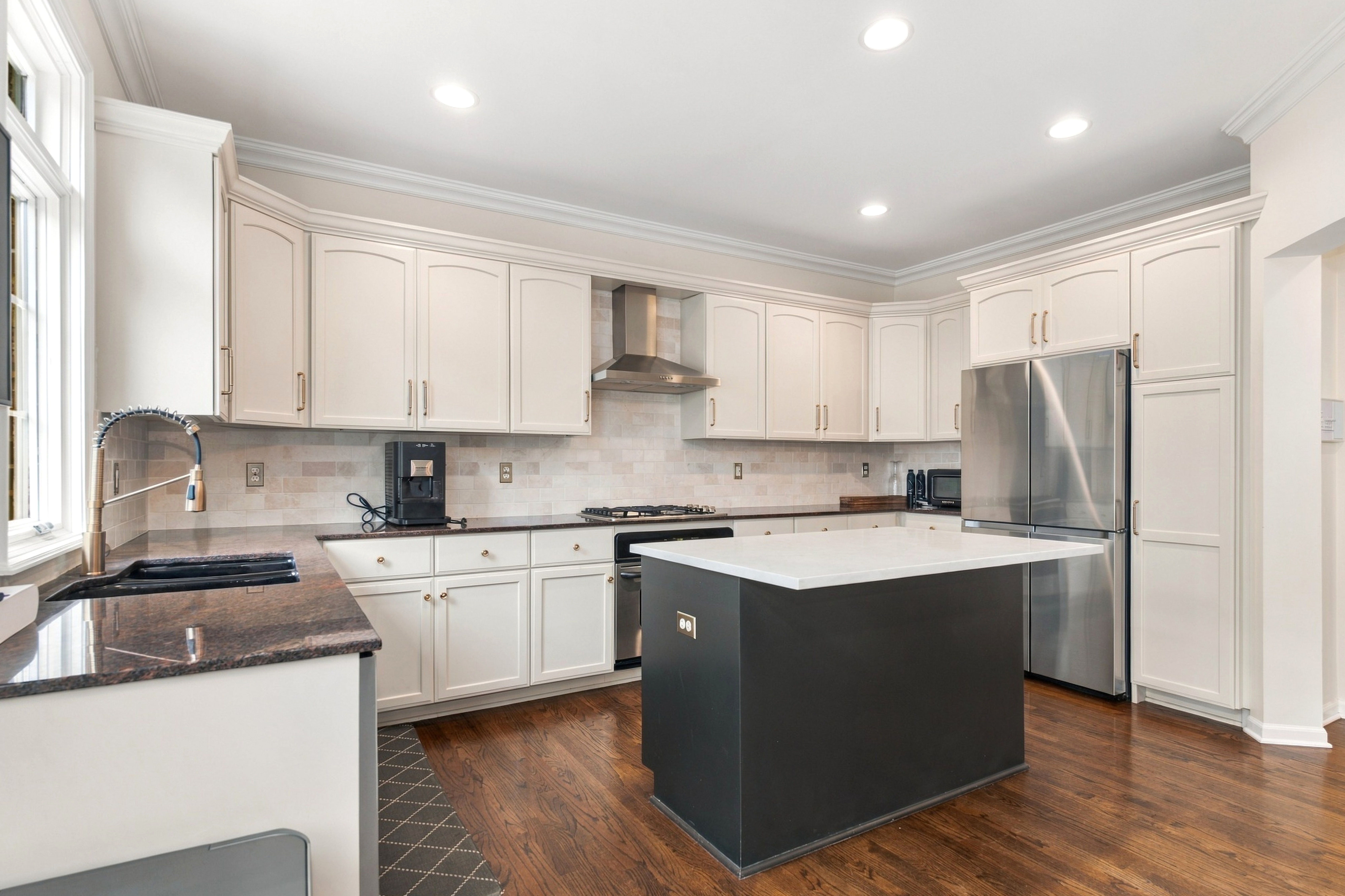  Highly Desirable Naperville Station End Unit - 物件實景