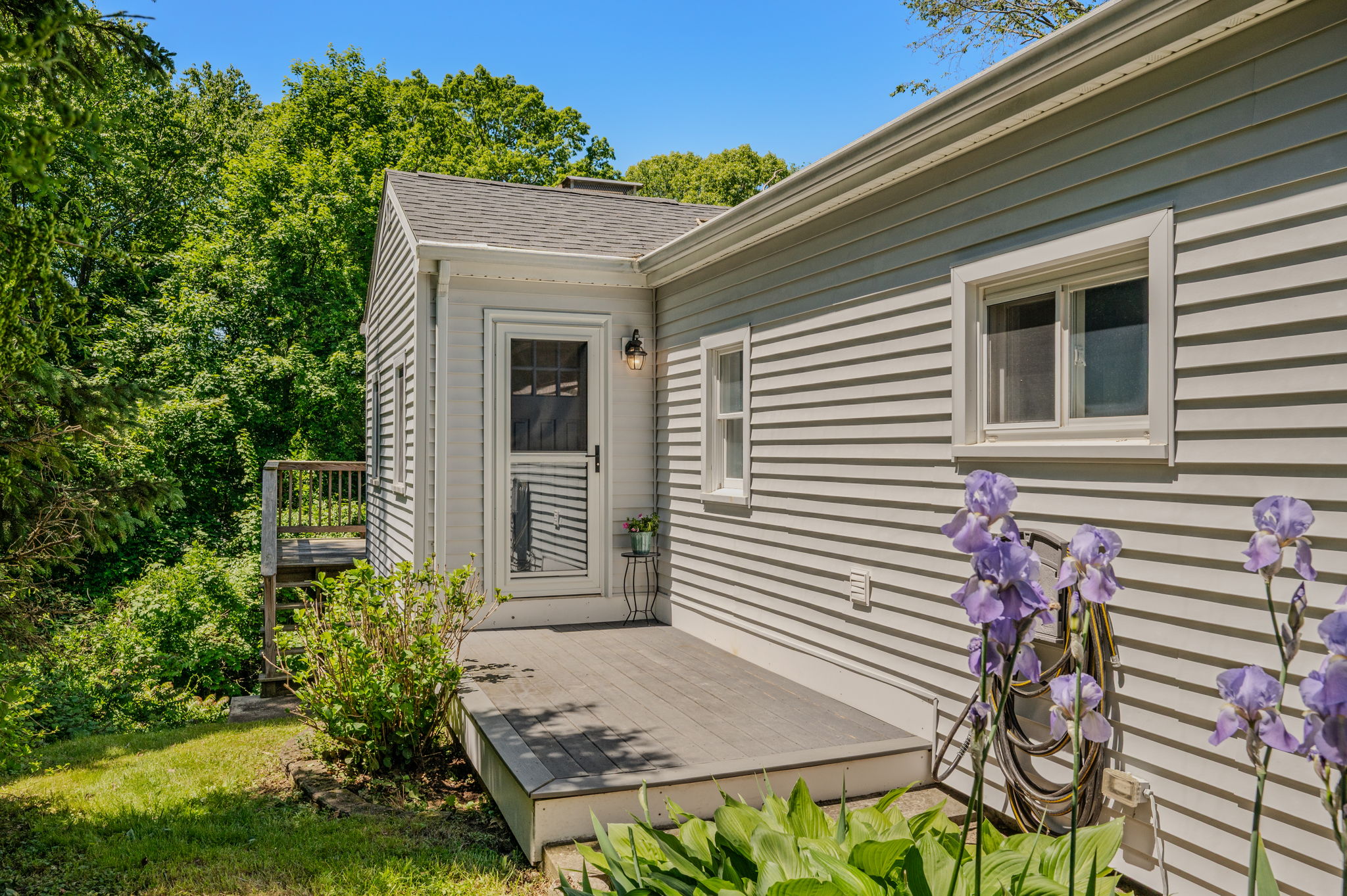  Find privacy and charm in this beautifully updated Waterford home. - 物件實景