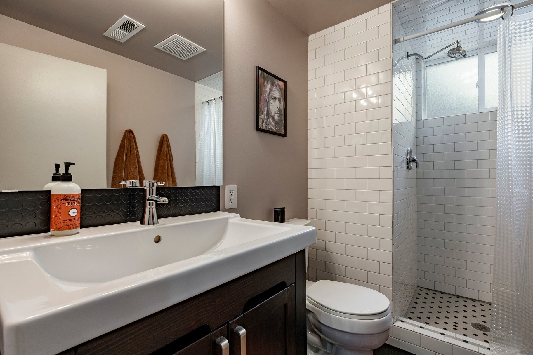  Spacious Millcreek Bungalow with Expansive Backyard & 2-Car Garage - 物件實景
