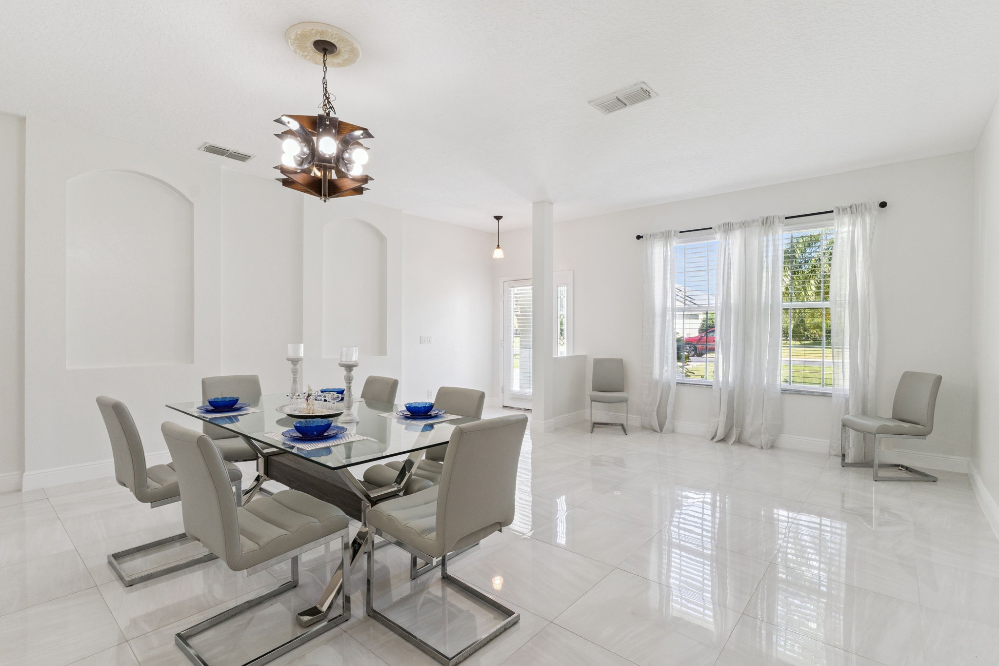 Orlando, Florida, 32825, United States, 5 Bedrooms Bedrooms, ,4 BathroomsBathrooms,Residential,For Sale,1980757