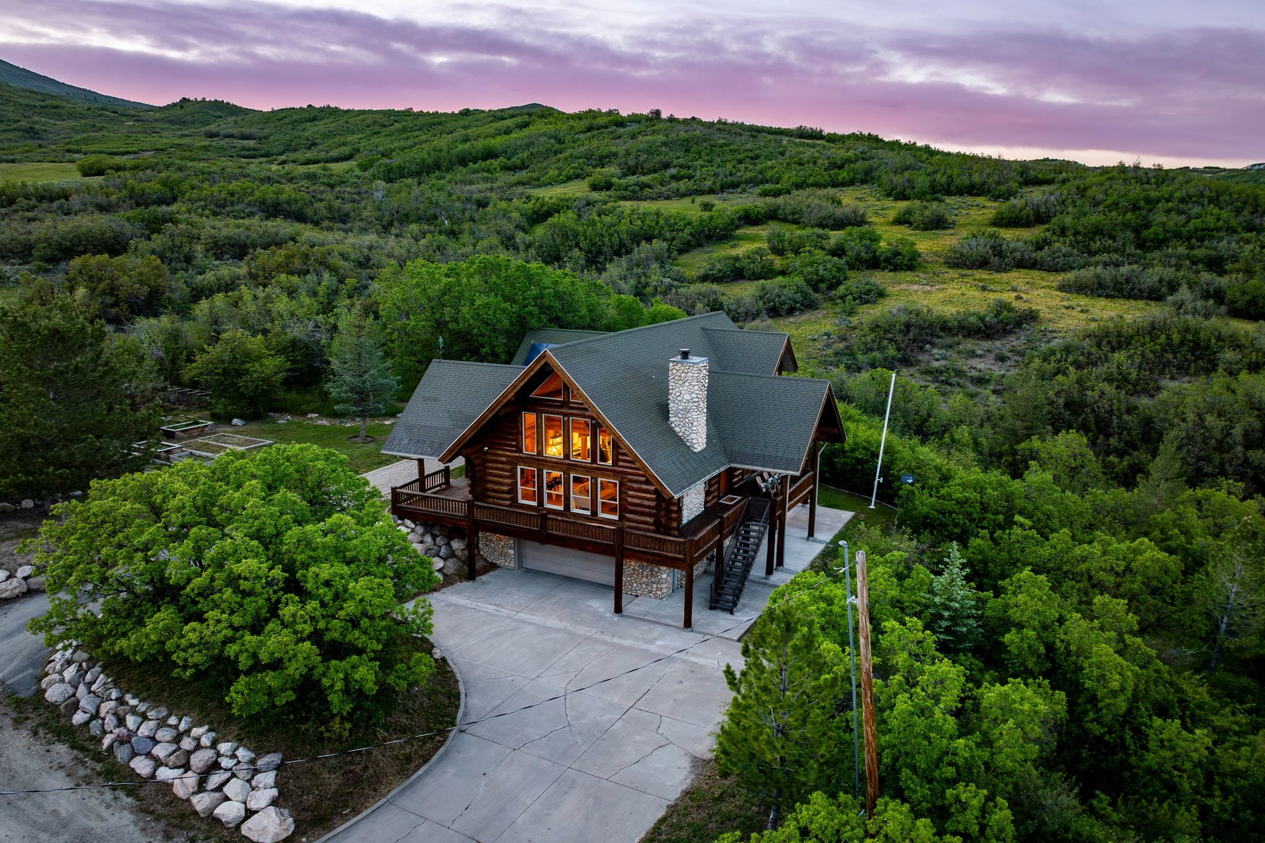  Refined Mountain Home on 1.27 Acres Near Snowbasin - 物件實景