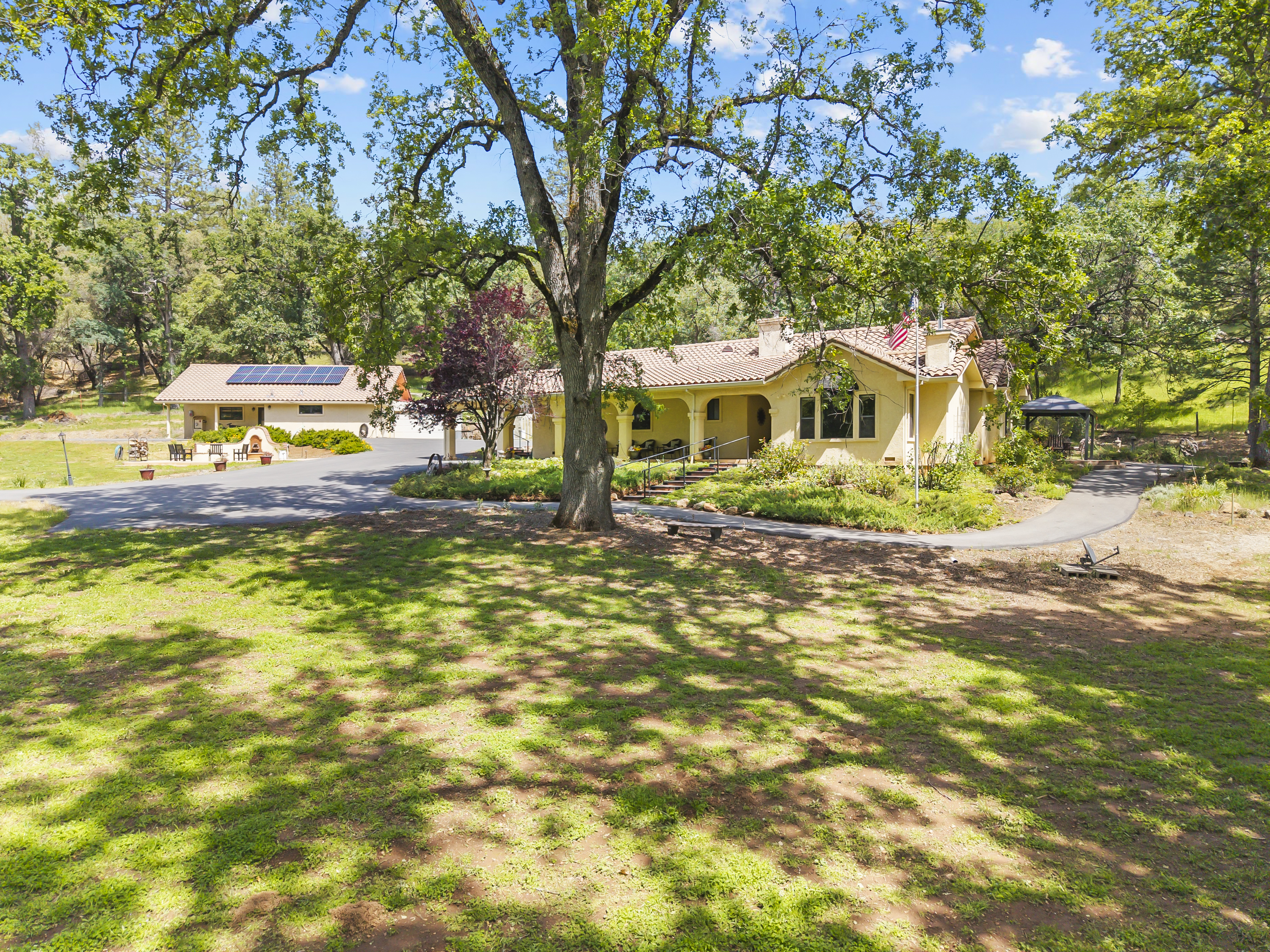  21 Acres - Gated - Renovated - 物件實景