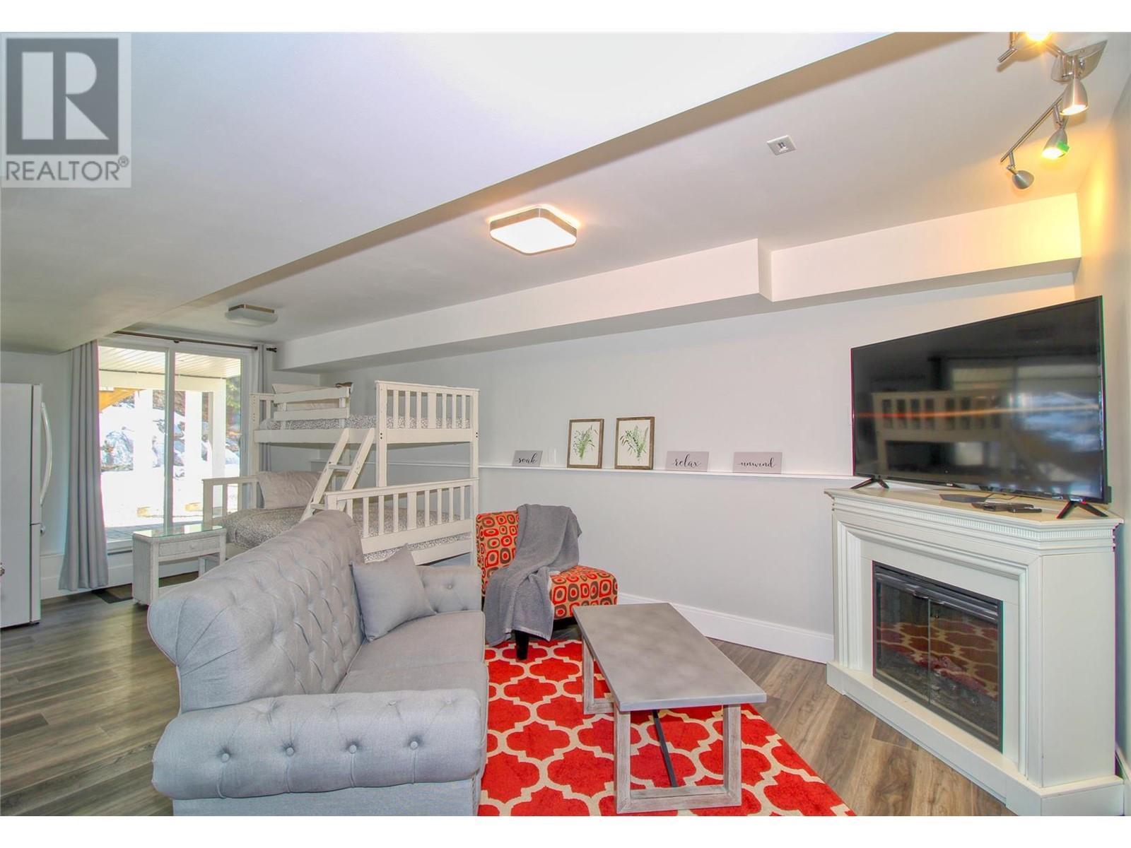 KELOWNA, British Columbia, V1Z 3R8, CA, 3 Bedrooms Bedrooms, ,3 BathroomsBathrooms,Residential,For Sale,1951197