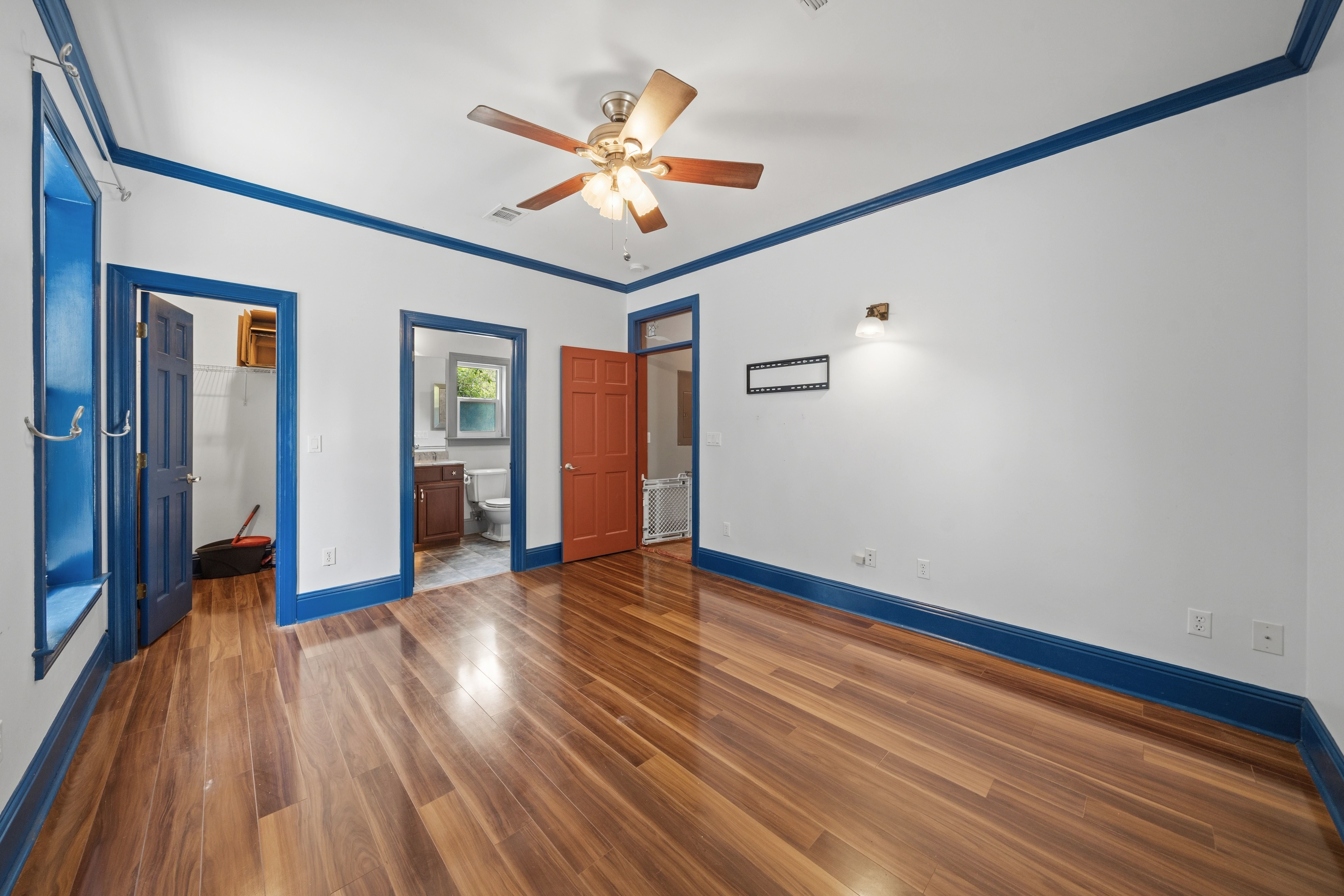 Spacious Three-Level Home With Detached Two-Car Carriage House - 物件實景