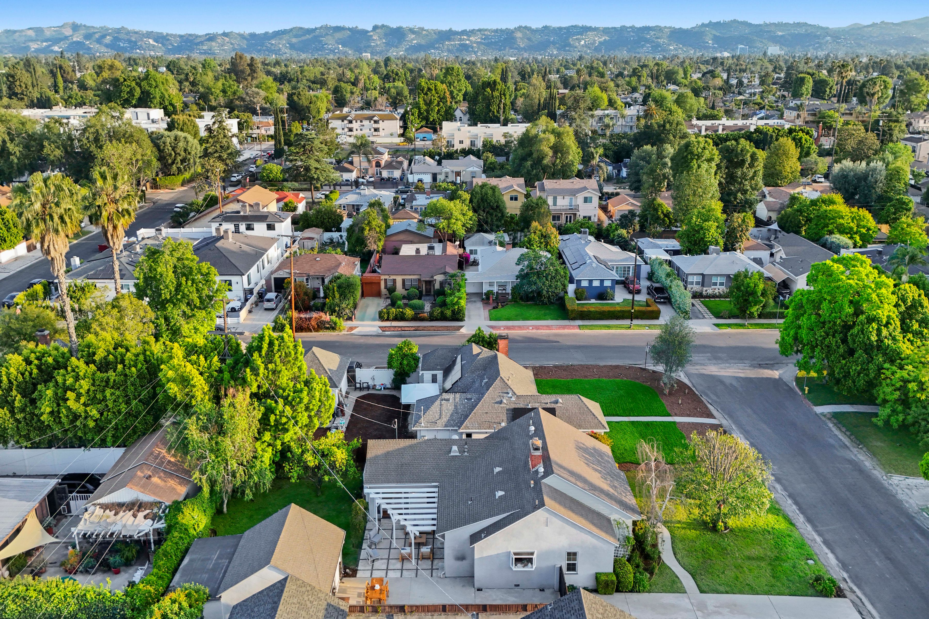  6506 Colbath Avenue - 物件實景