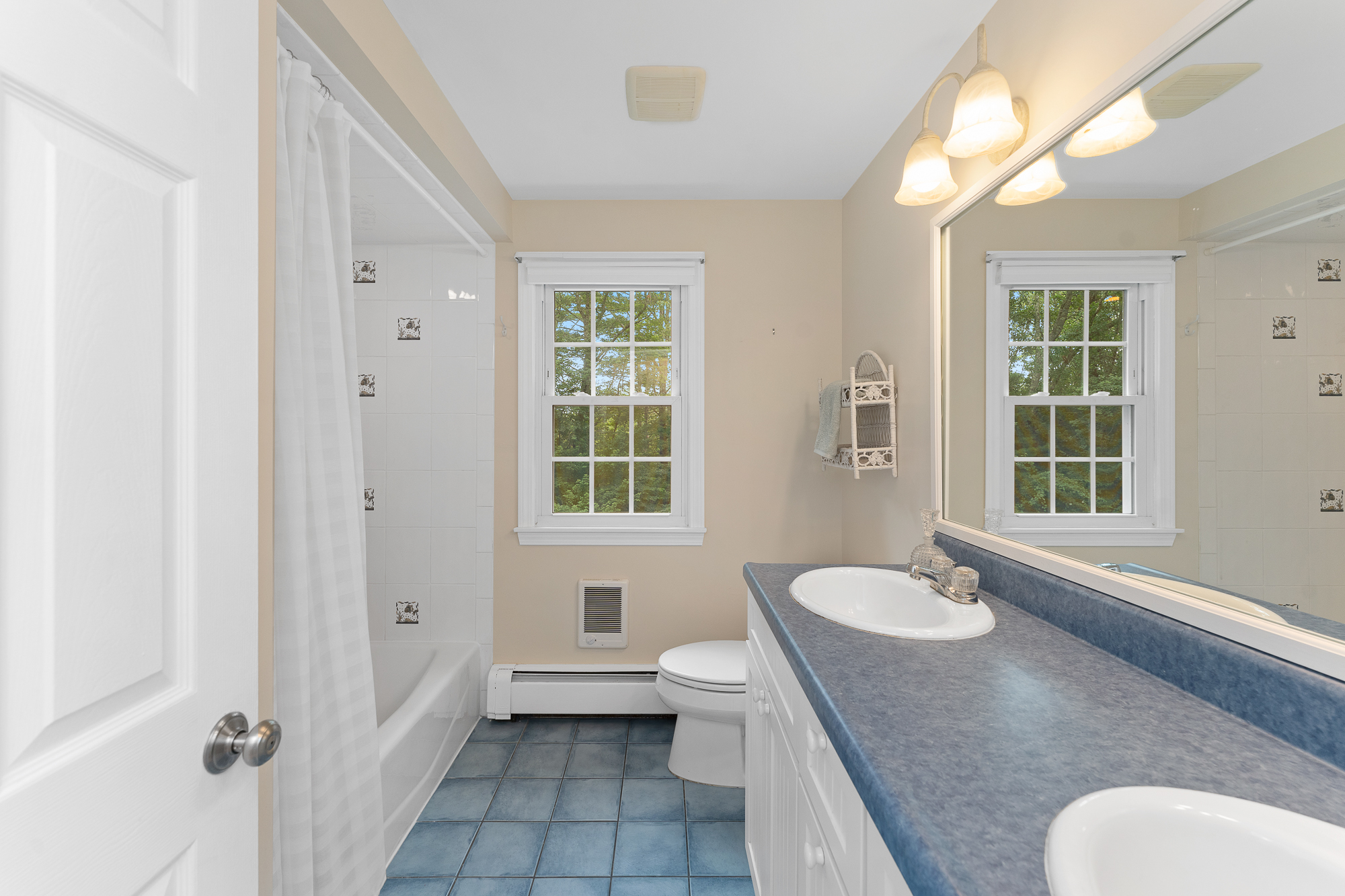 Westerly, Rhode Island, 02891, United States, 3 Bedrooms Bedrooms, ,2 BathroomsBathrooms,Residential,For Sale,1898536