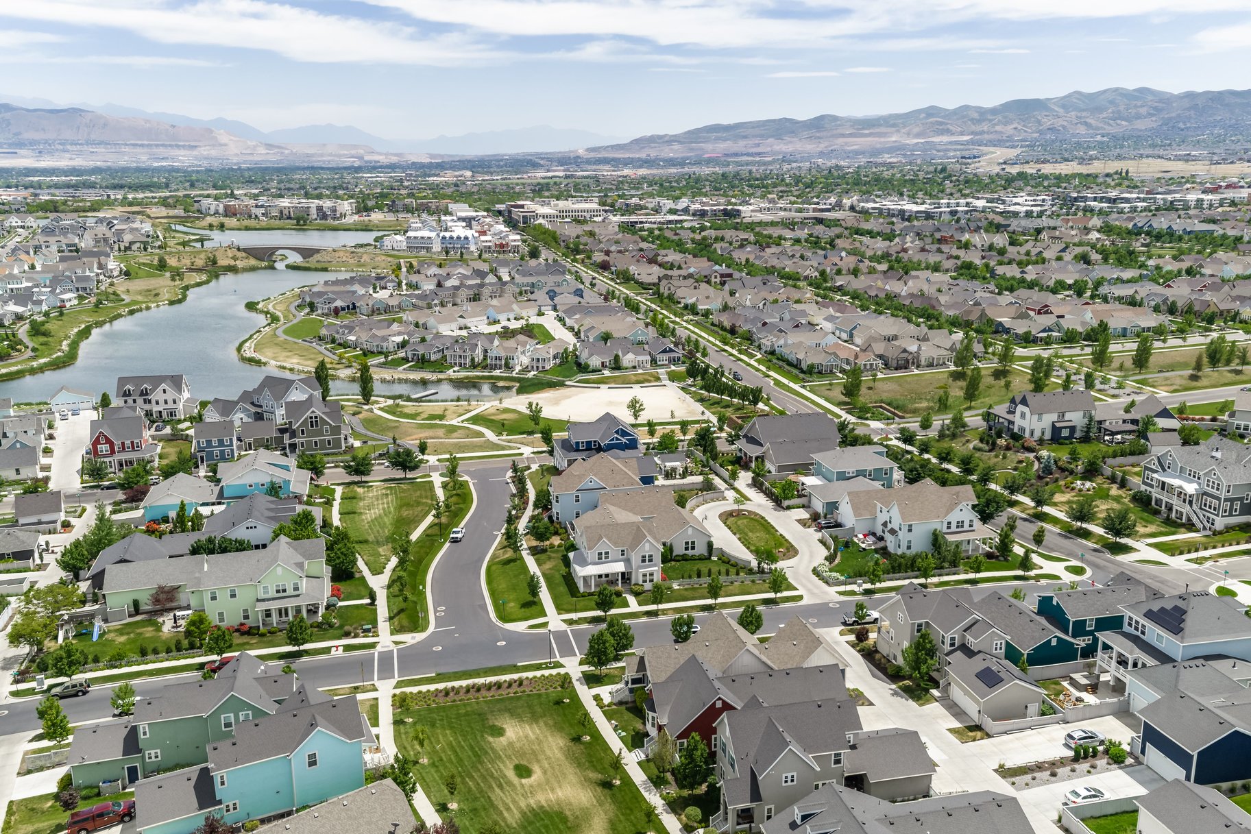  Move-In Ready in Daybreak — Steps from the Lake, Loaded with Custom Upgrades - 物件實景