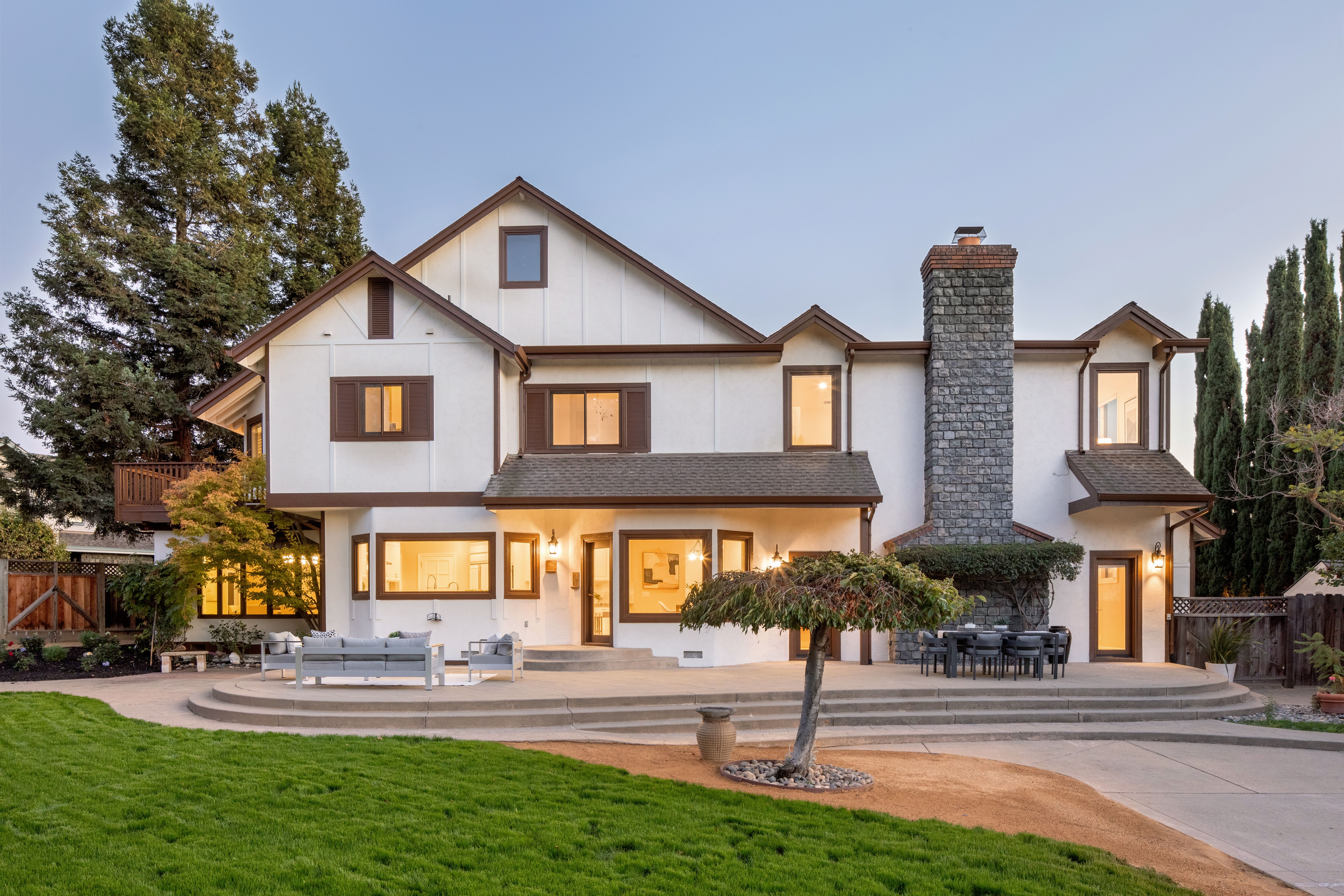  Grand Tudor Estate Offering Luxury Living in Gated Vineyard Heights - 物件實景