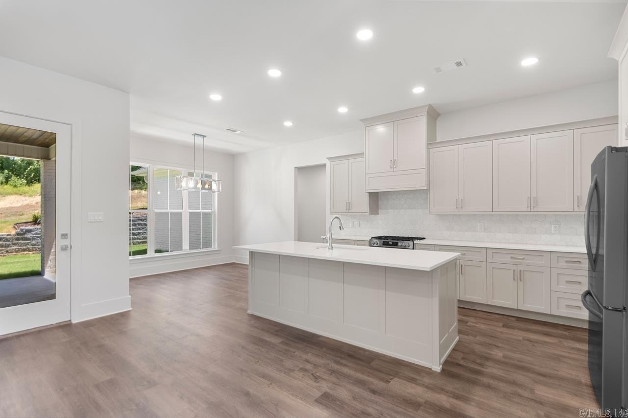 Benton, Arkansas, 72019, United States, 5 Bedrooms Bedrooms, ,4 BathroomsBathrooms,Residential,For Sale,1982699