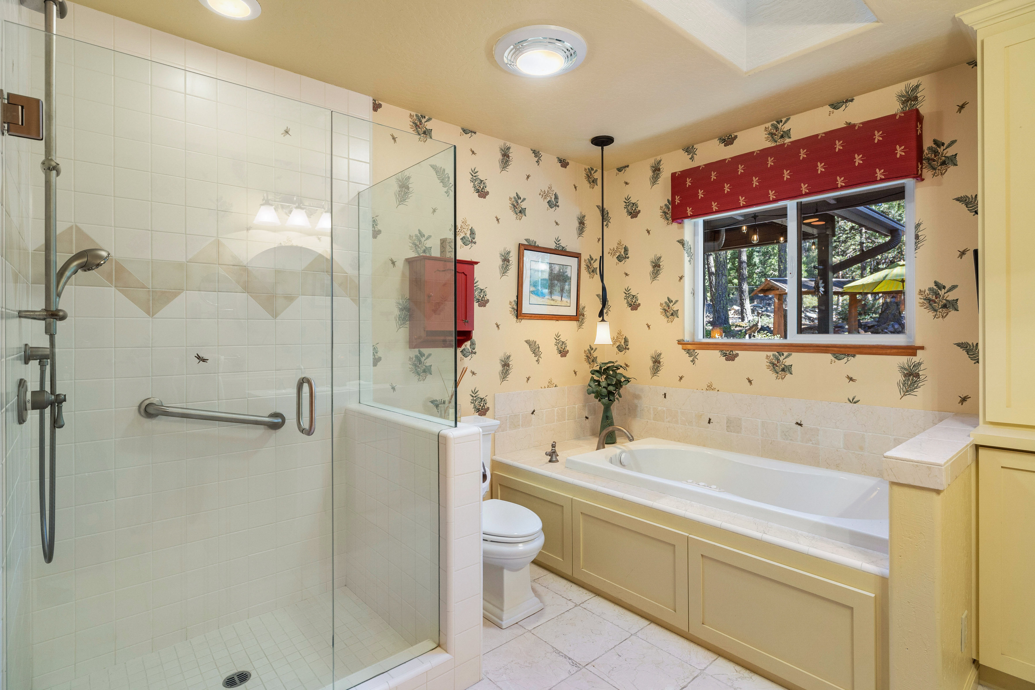  Luxury Mountain Retreat with Guest House on 1 Acre in the Heart of Graeagle - 物件實景