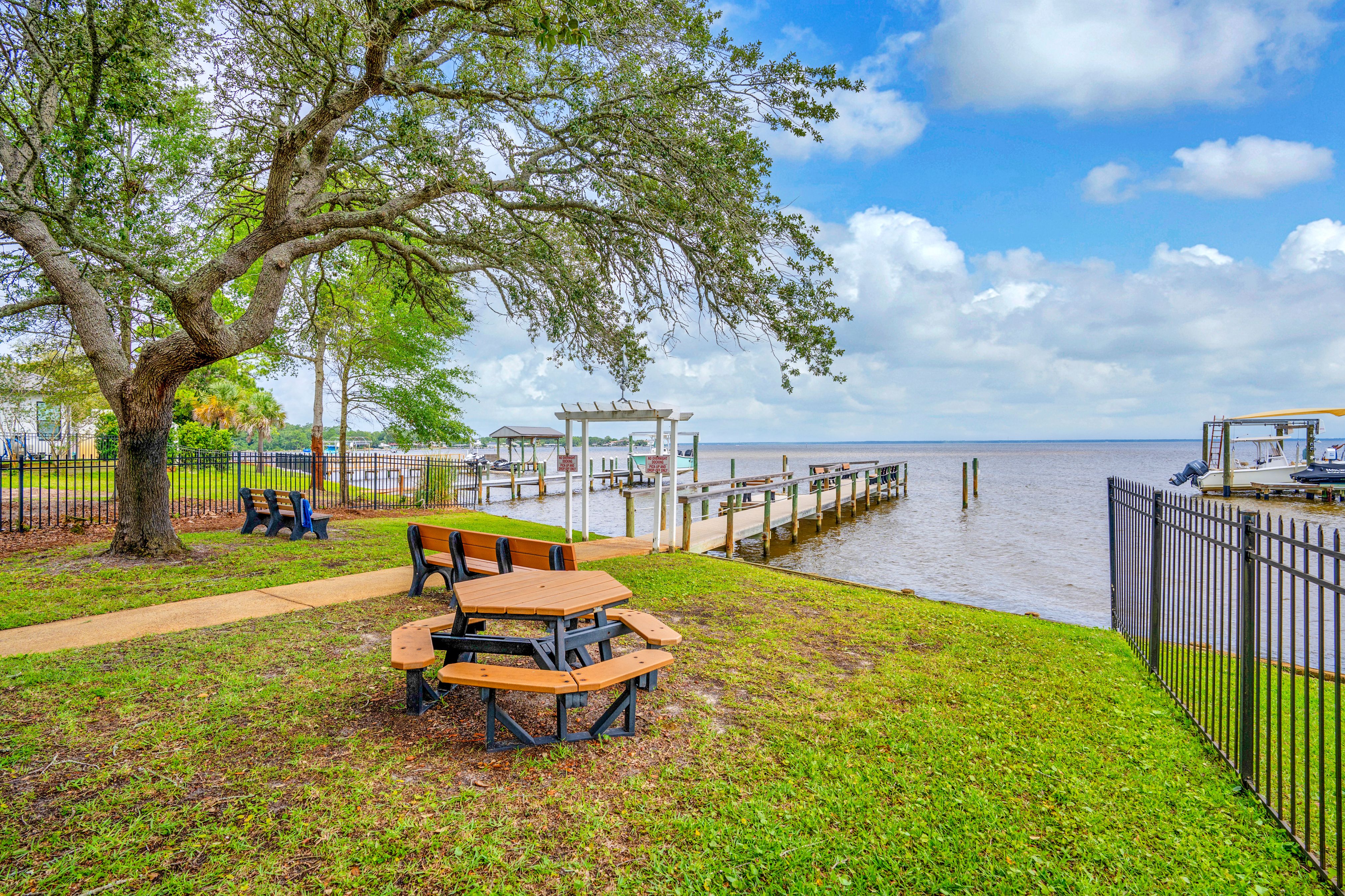  Move-In Ready Brick Home with Spacious Fenced Backyard Near the Bay - 物件實景