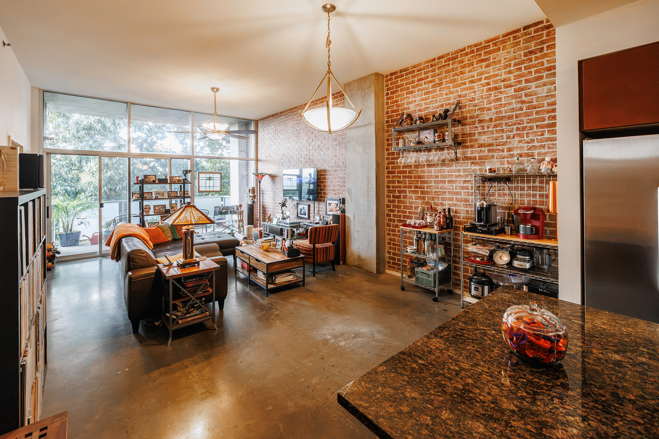  Soaring Ceilings, Industrial Design and an Ideal Intown Location - 物件實景