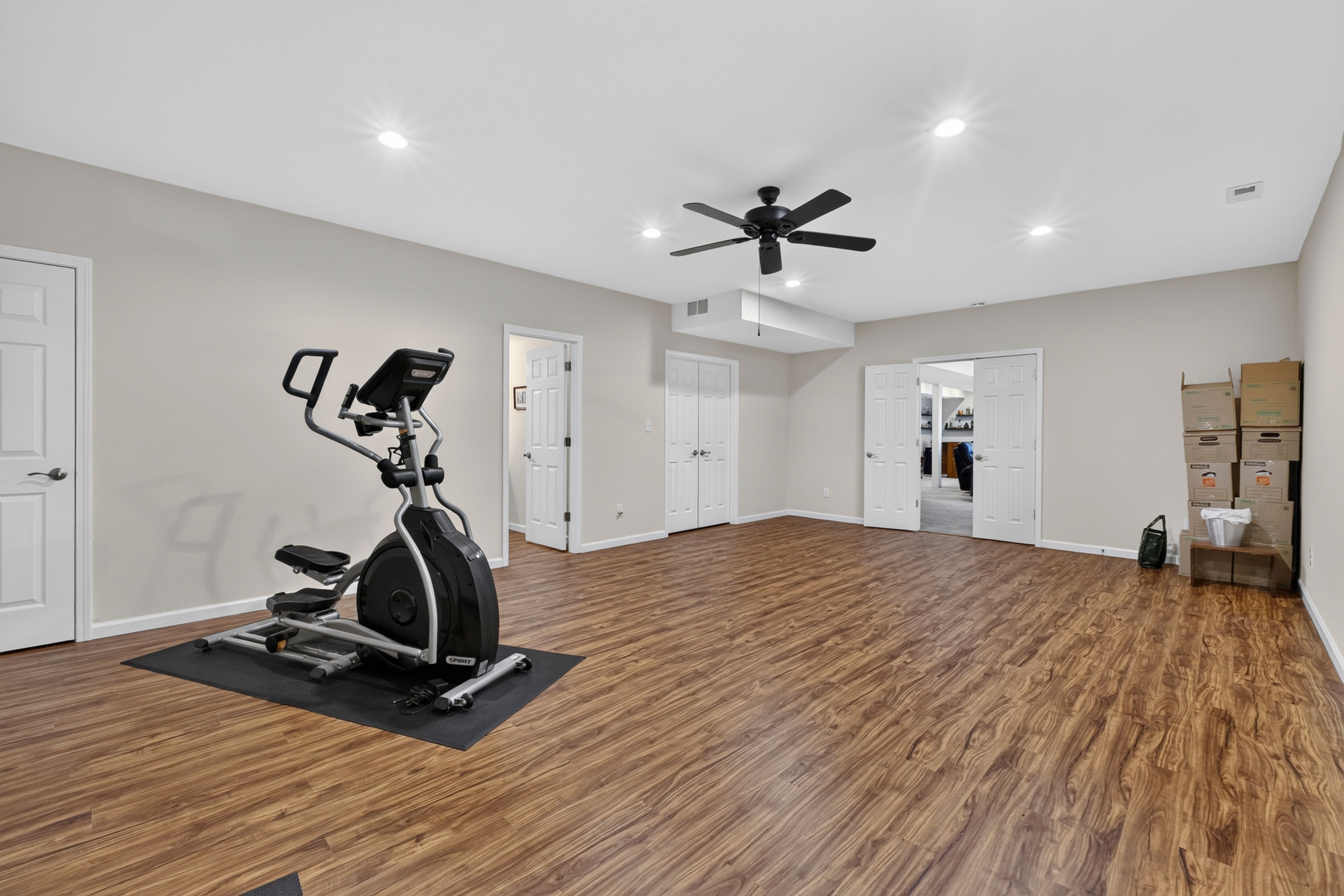  Located on 1.24 acre corner lot backing to mature trees. - 物件實景