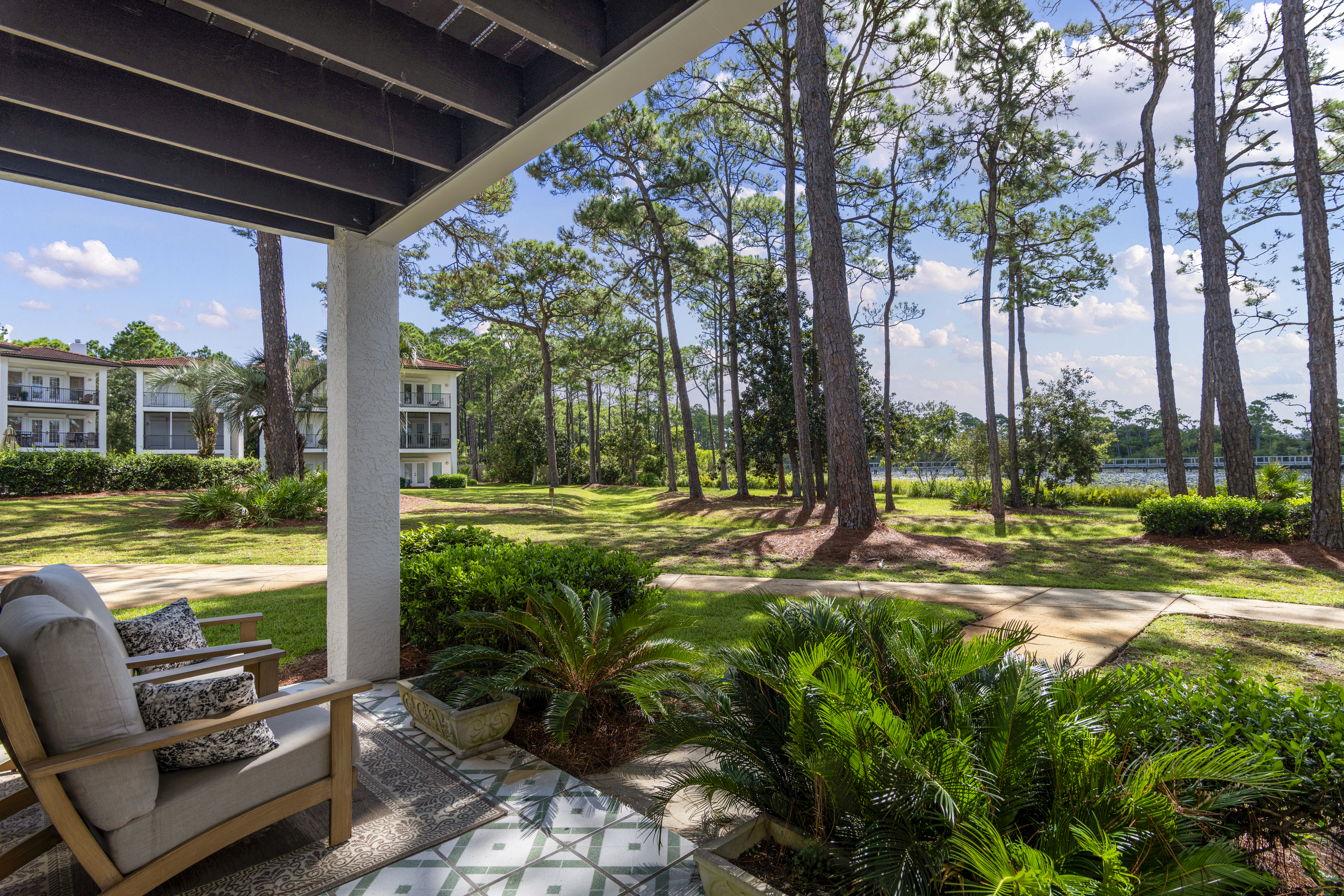  Rare Coastal Retreat with Pool Overlooking Tresca Lake Offered Fully Furnished - 物件實景