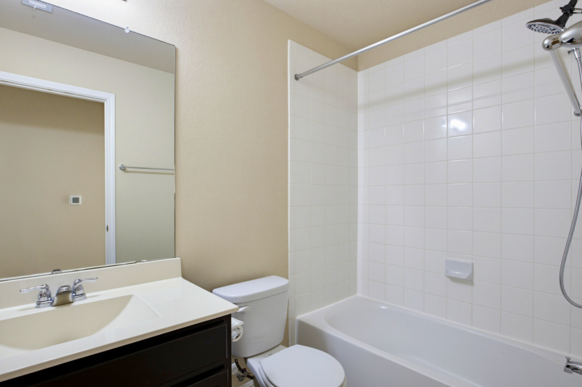  Move-In Ready & Meticulously Maintained in Fort Dessau - 物件實景