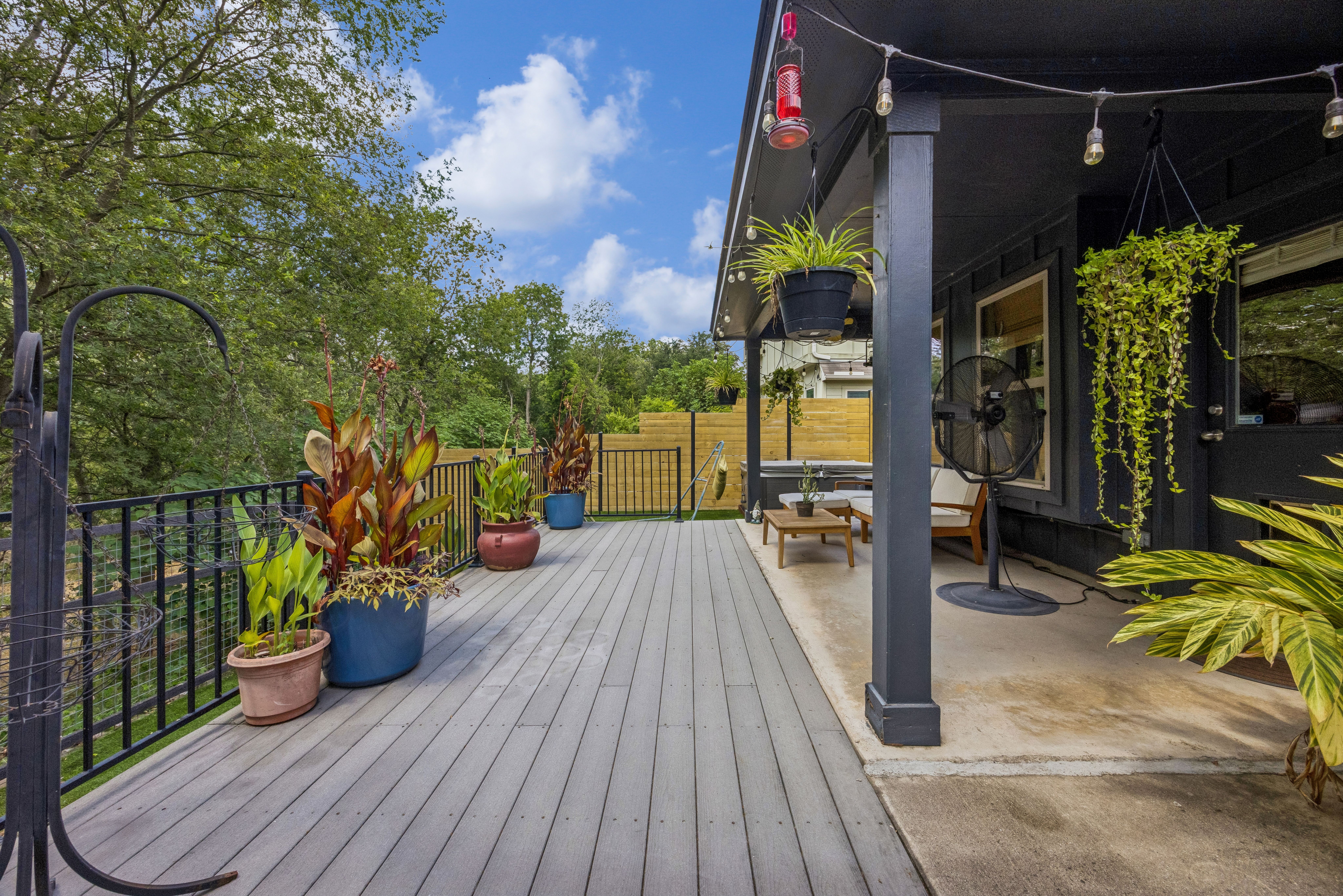  Single-Story Retreat Backing to Greenbelt in Knollwood on the Colorado River - 物件實景