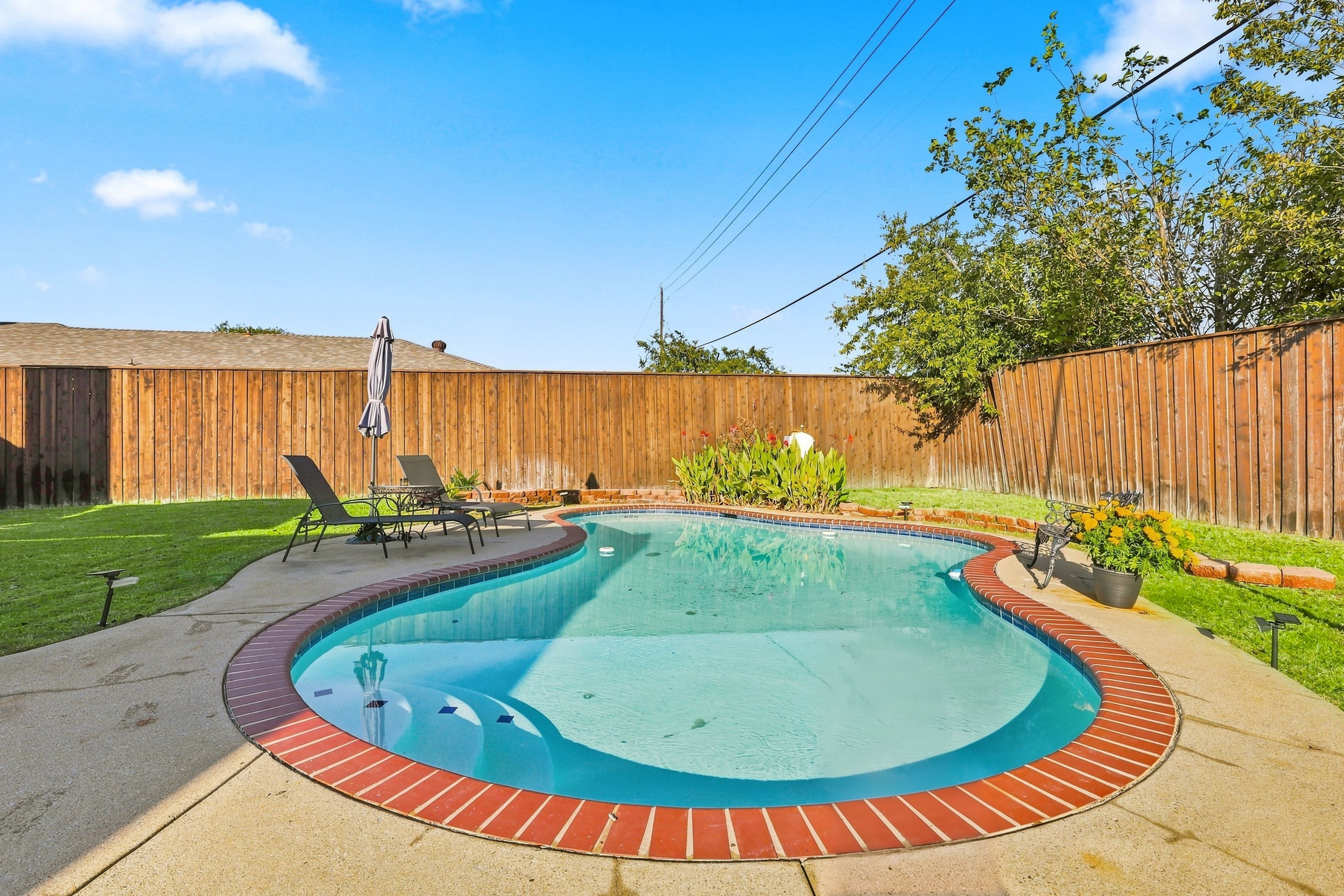  Established Neighborhood Charm. Private Poolside Retreat. - 物件實景