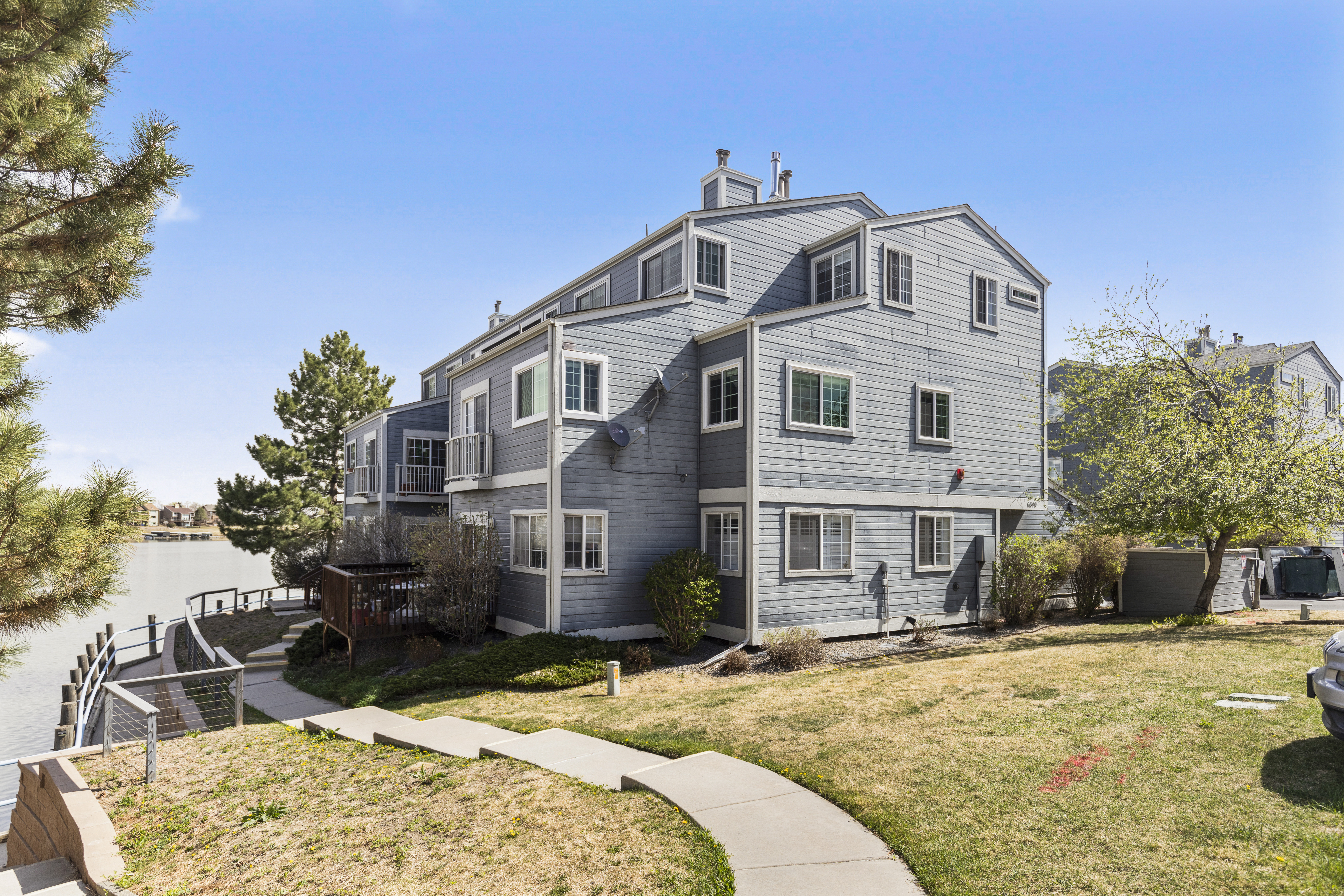  Expansive water views and a light-filled interior create a truly unique setting - 物件實景