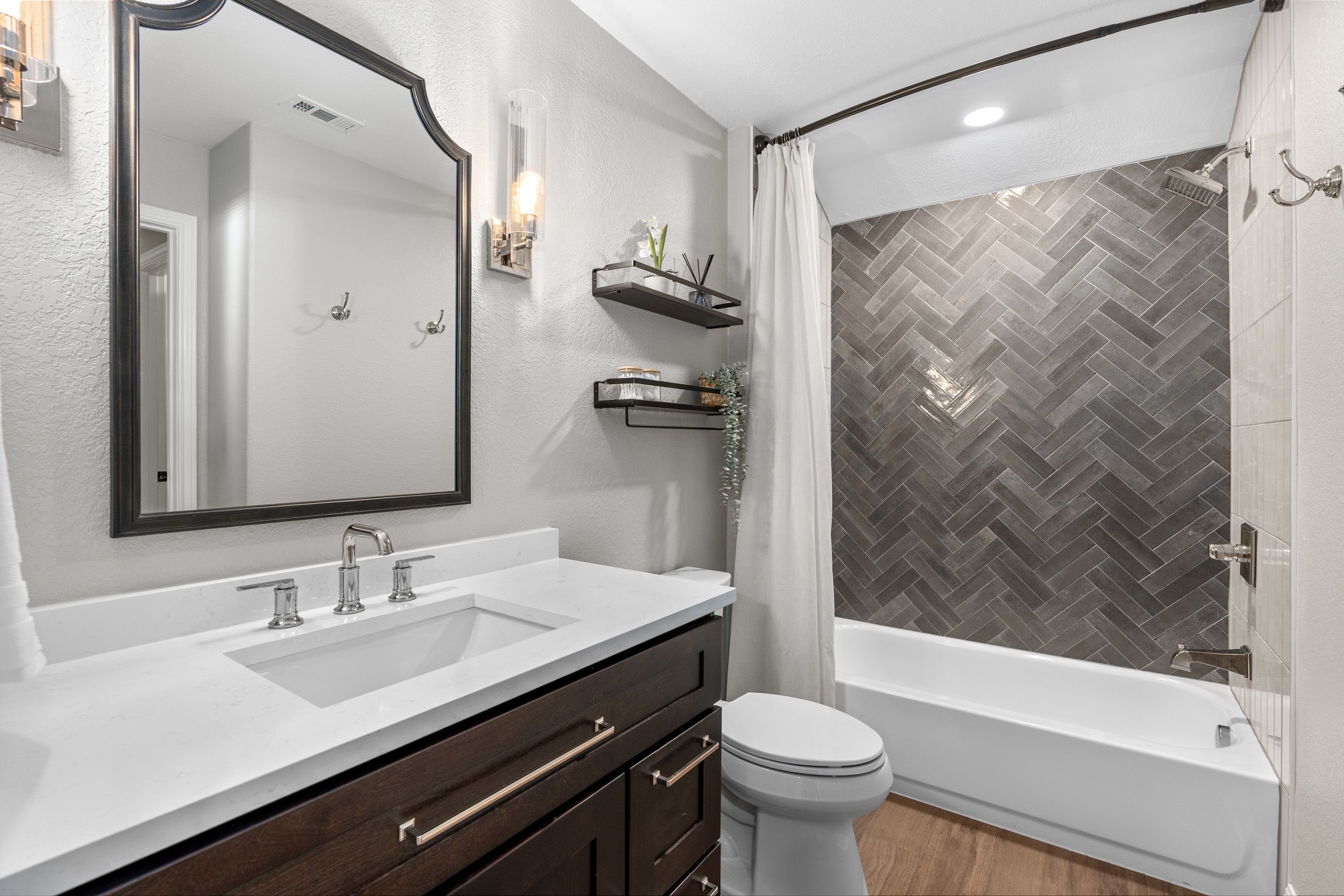  Stunning Remodel Near Private Lake & Trails - 物件實景