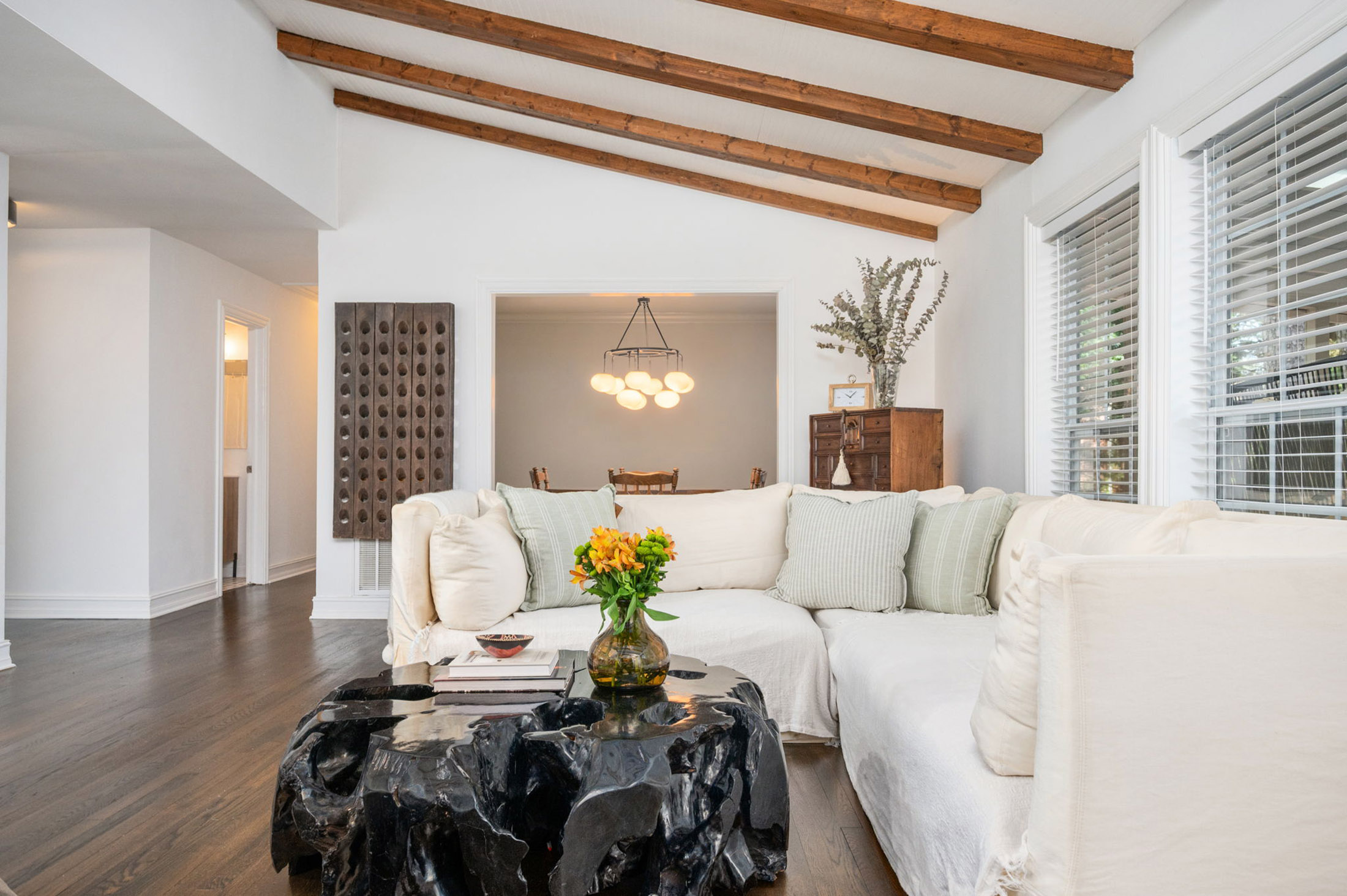  Beautiful Sprawling Ranch Set on an Expansive Corner Lot - 物件實景