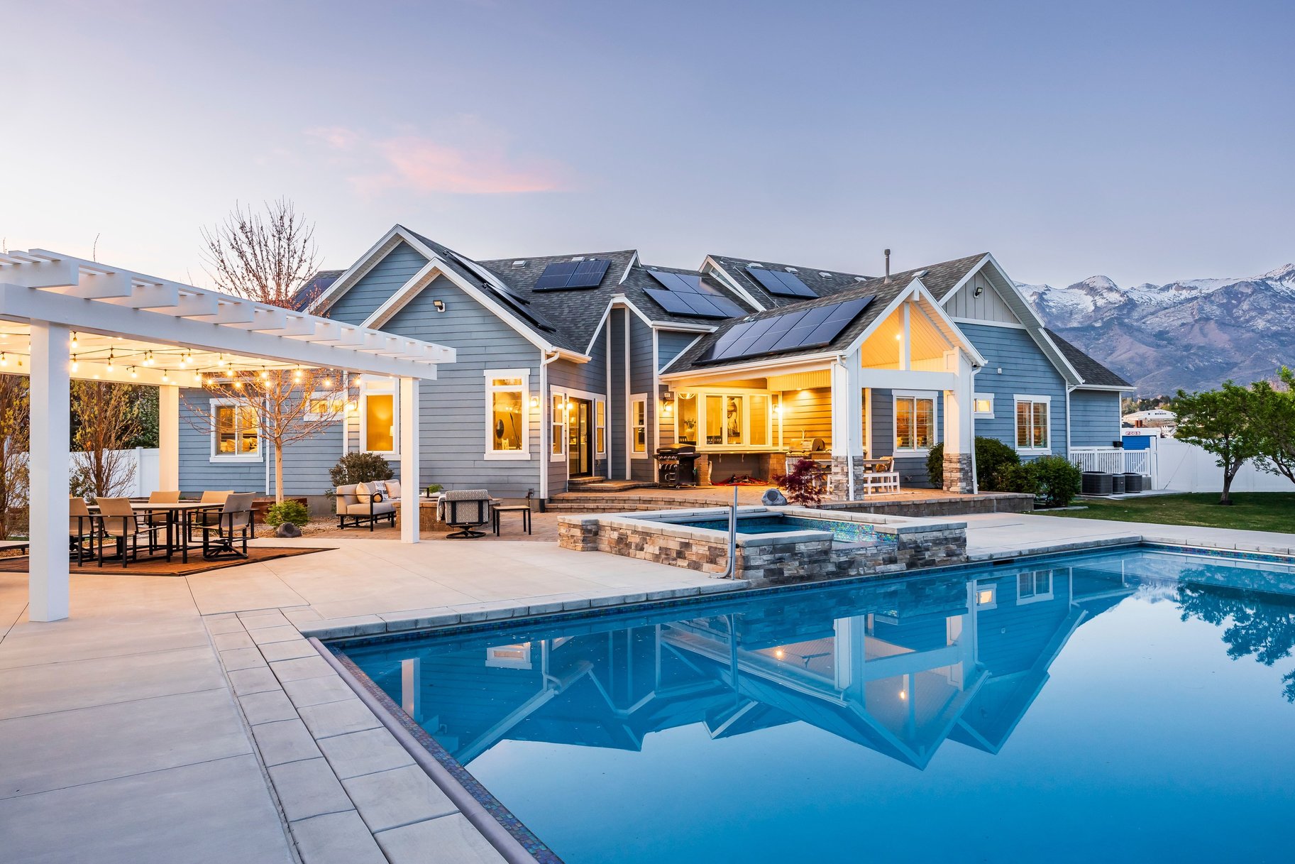  Beautiful Craftsman Rambler With Basement Apartment, Sports Pool and Pool House - 物件實景