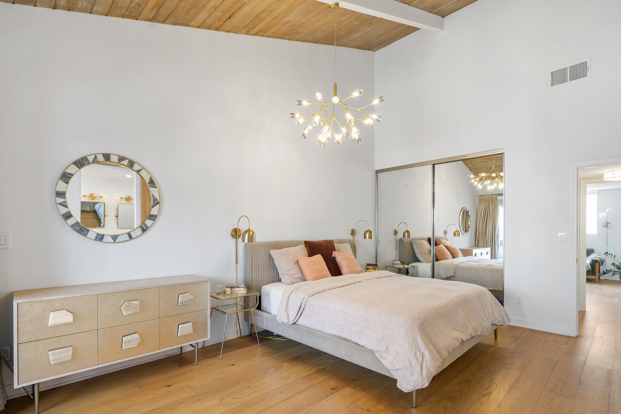 Los Angeles, California, 90025, United States, 2 Bedrooms Bedrooms, ,3 BathroomsBathrooms,Residential,For Sale,1860542