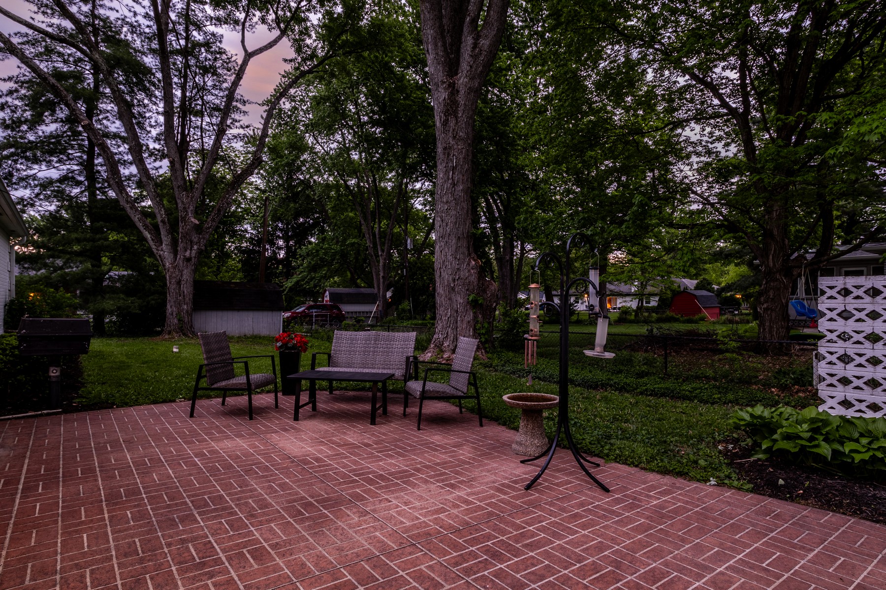 Beautiful and Quiet Home Set on Over Half an Acre - 物件實景