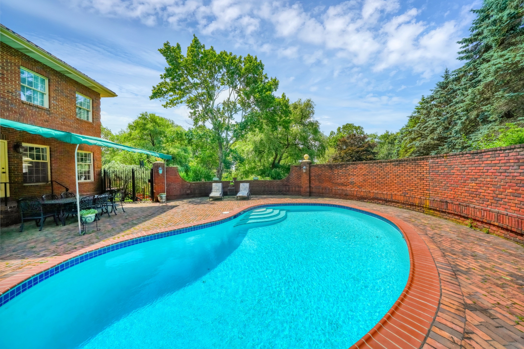  Thoughtfully Designed Stately Brick Colonial Home - 物件實景