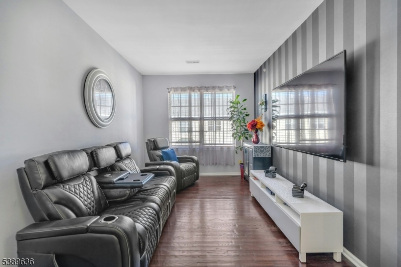 Belleville Twp., New Jersey, 07109, United States, 2 Bedrooms Bedrooms, ,3 BathroomsBathrooms,Residential,For Sale,1960991