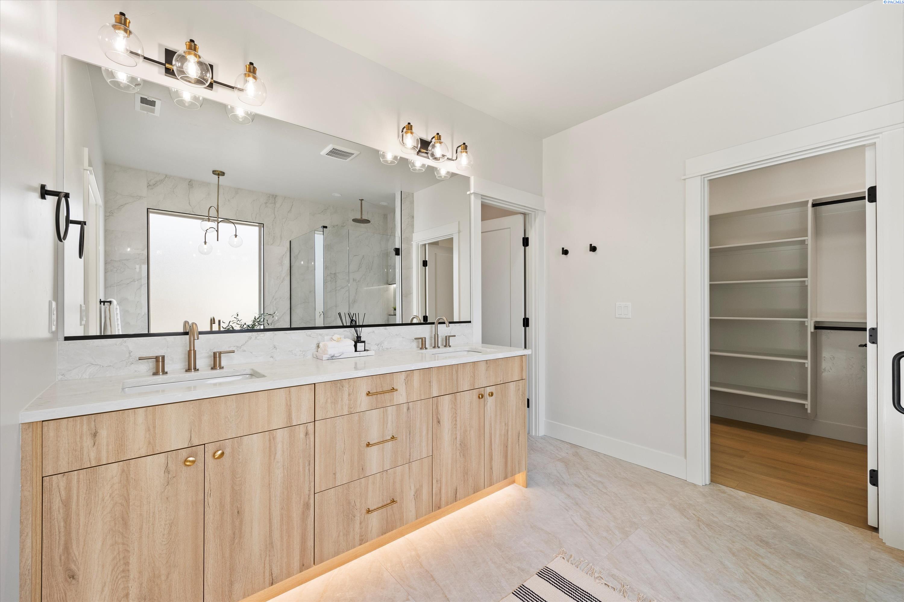 Richland, Washington, 99352, United States, 4 Bedrooms Bedrooms, ,3 BathroomsBathrooms,Residential,For Sale,1991503