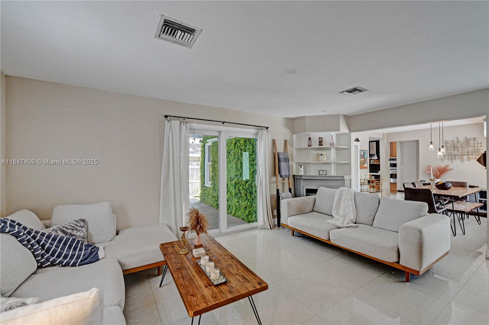 Fort Lauderdale, Florida, 33304, United States, 3 Bedrooms Bedrooms, ,2 BathroomsBathrooms,Residential,For Sale,1901342