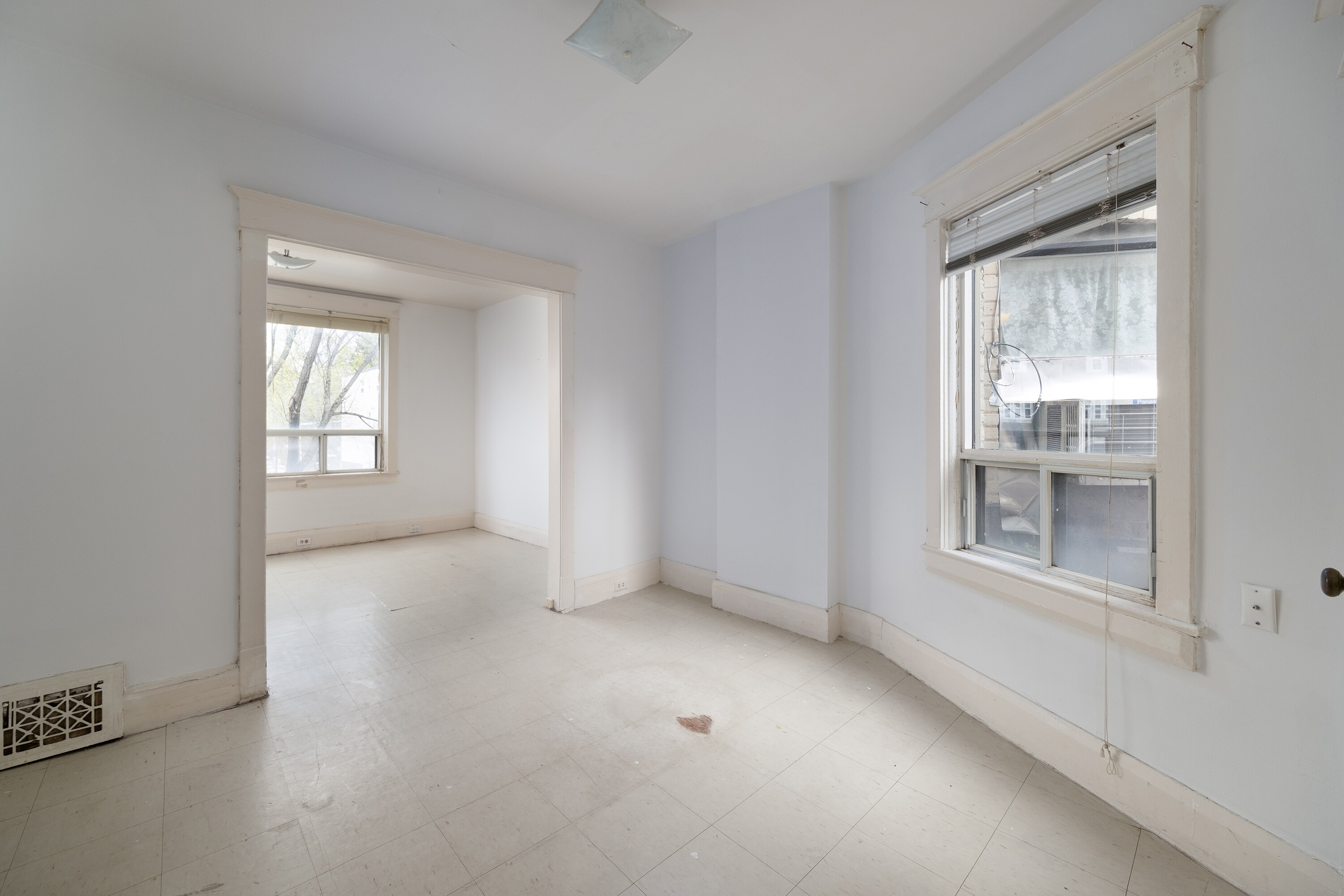  641 St Clair Ave W - 物件實景