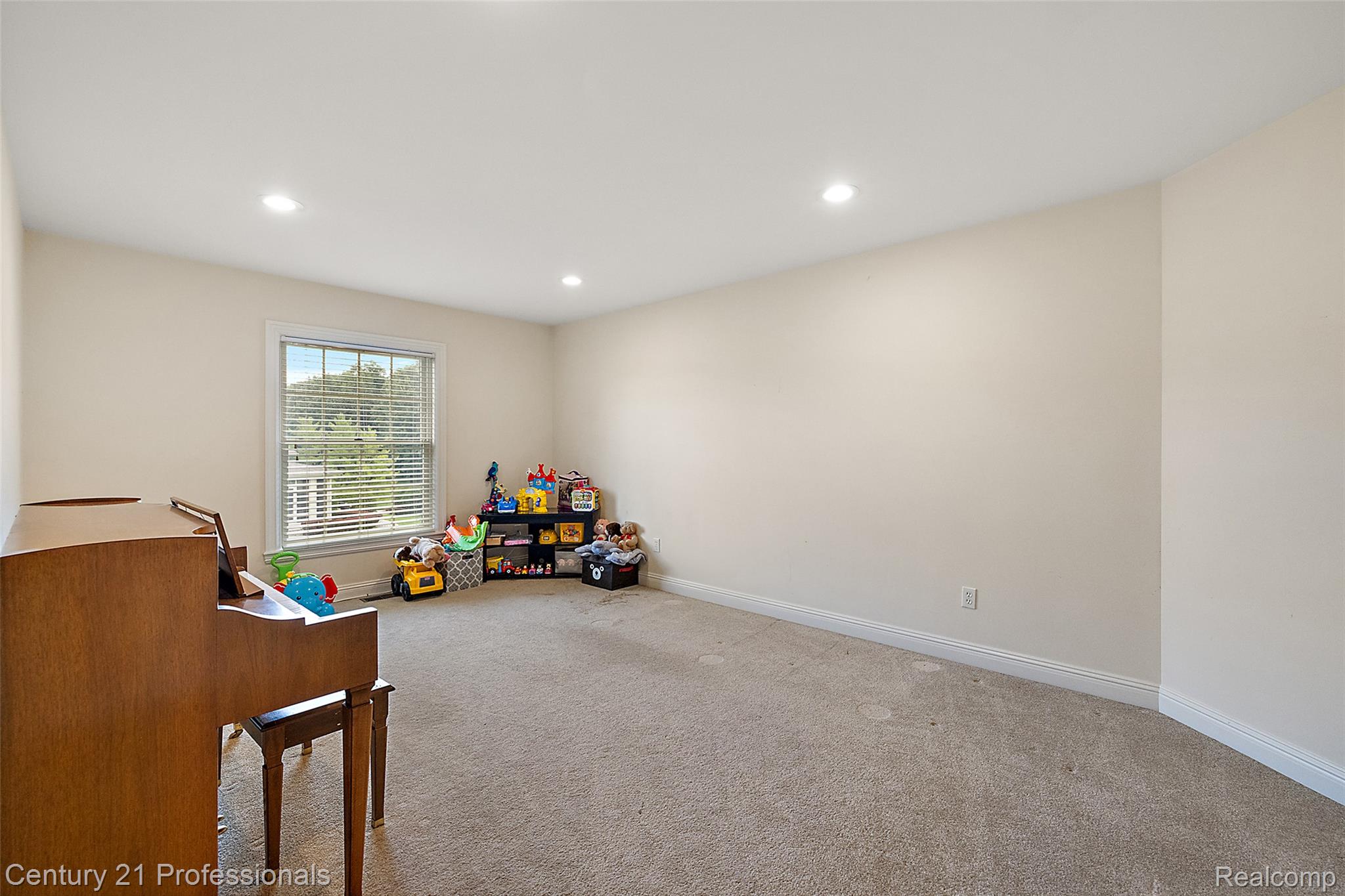 GrandBlanc, Michigan, 48439, United States, 4 Bedrooms Bedrooms, ,5 BathroomsBathrooms,Residential,For Sale,1980457