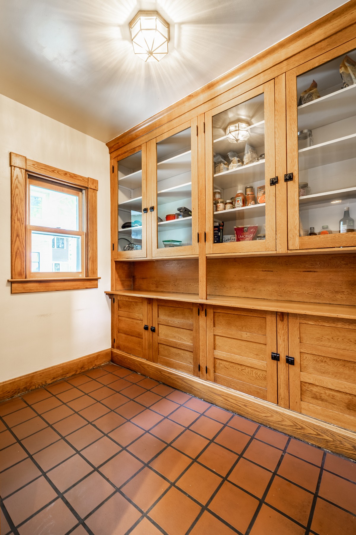  Charming Indianapolis Home with Stained Woodwork and Hardwood Floors - 物件實景