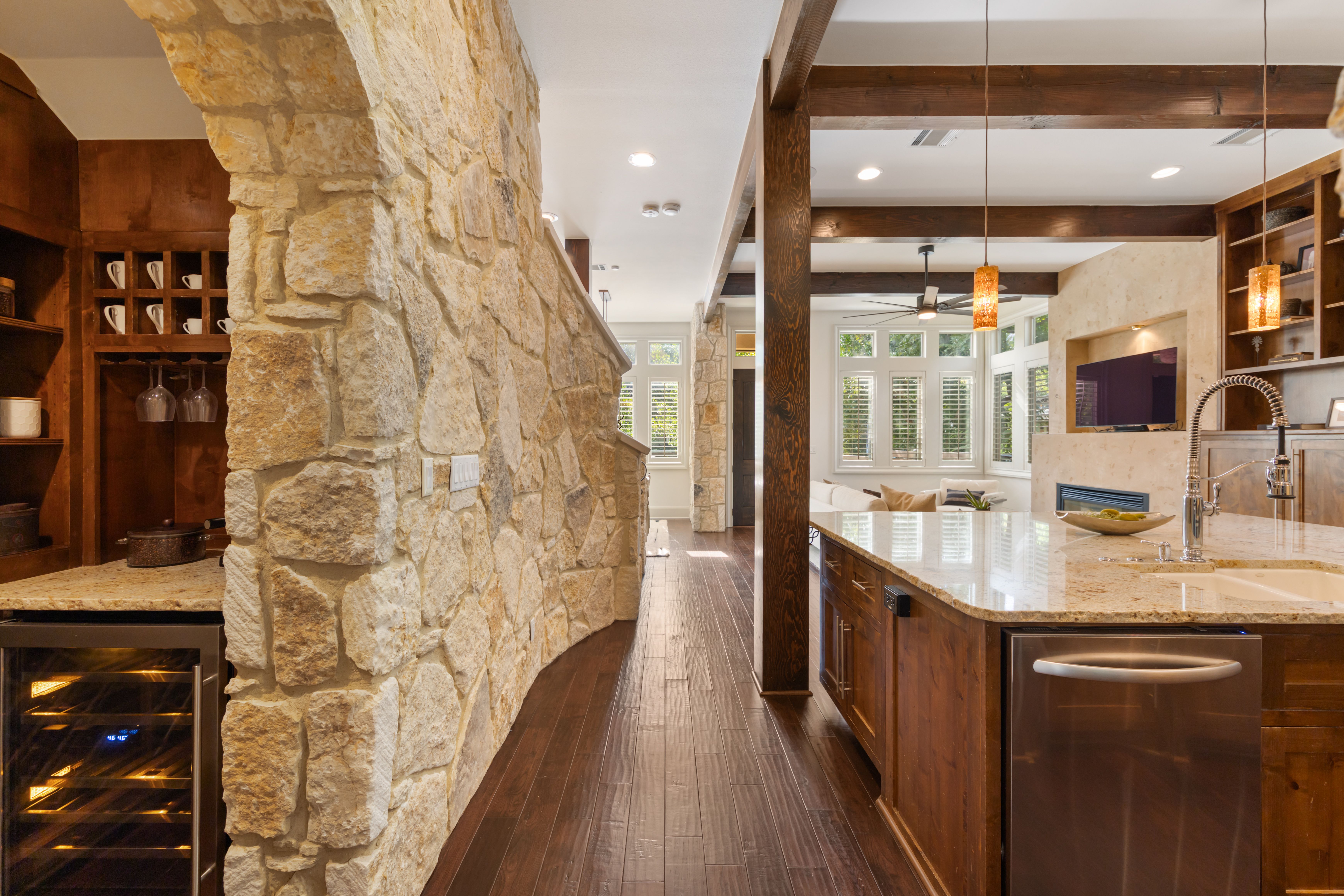  Refined Barton Hills Living  Private Garage  Exceptional 78704 Location - 物件實景