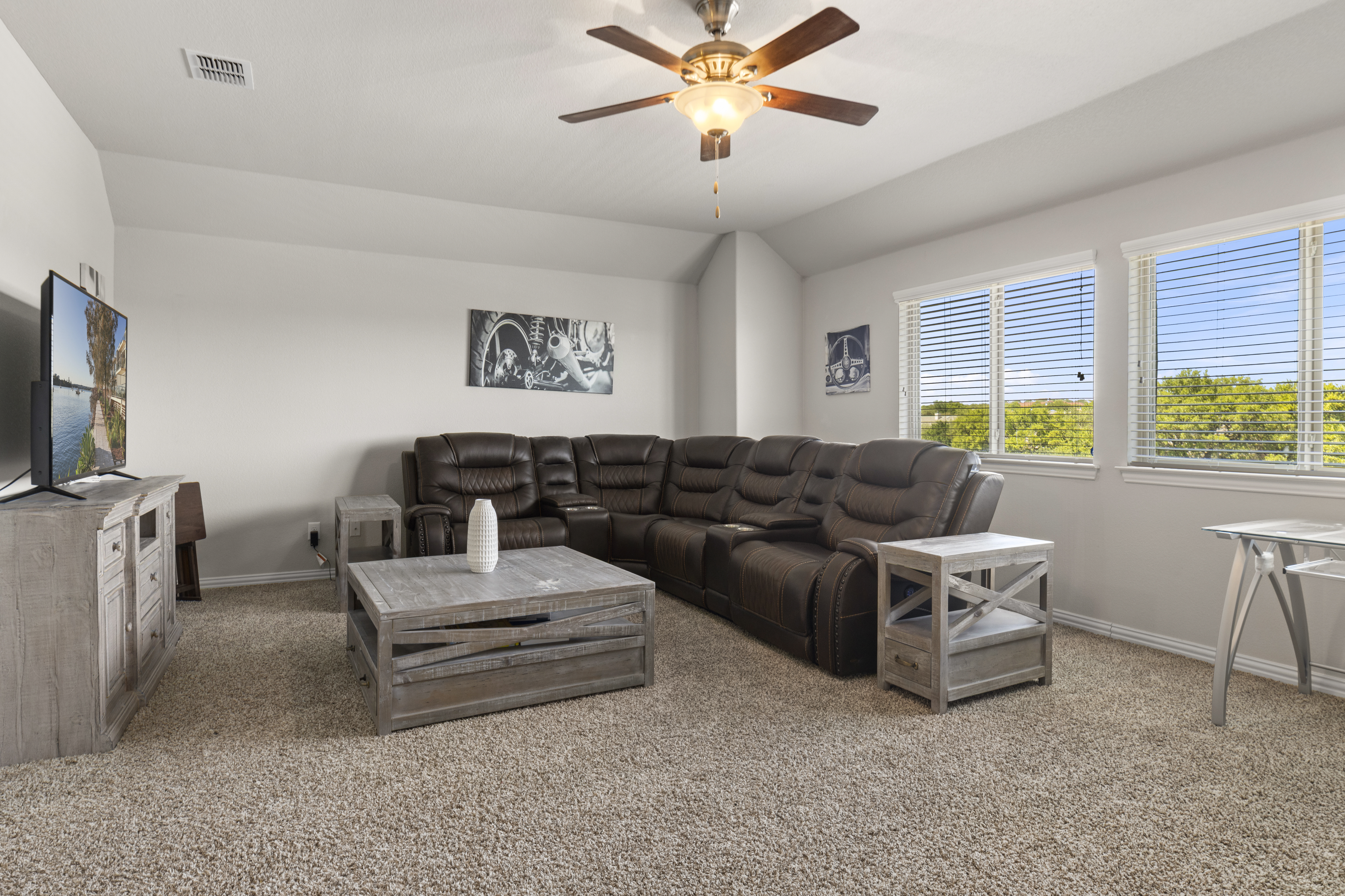  Flexible Living + Game Room in Desirable Northside ISD - 物件實景