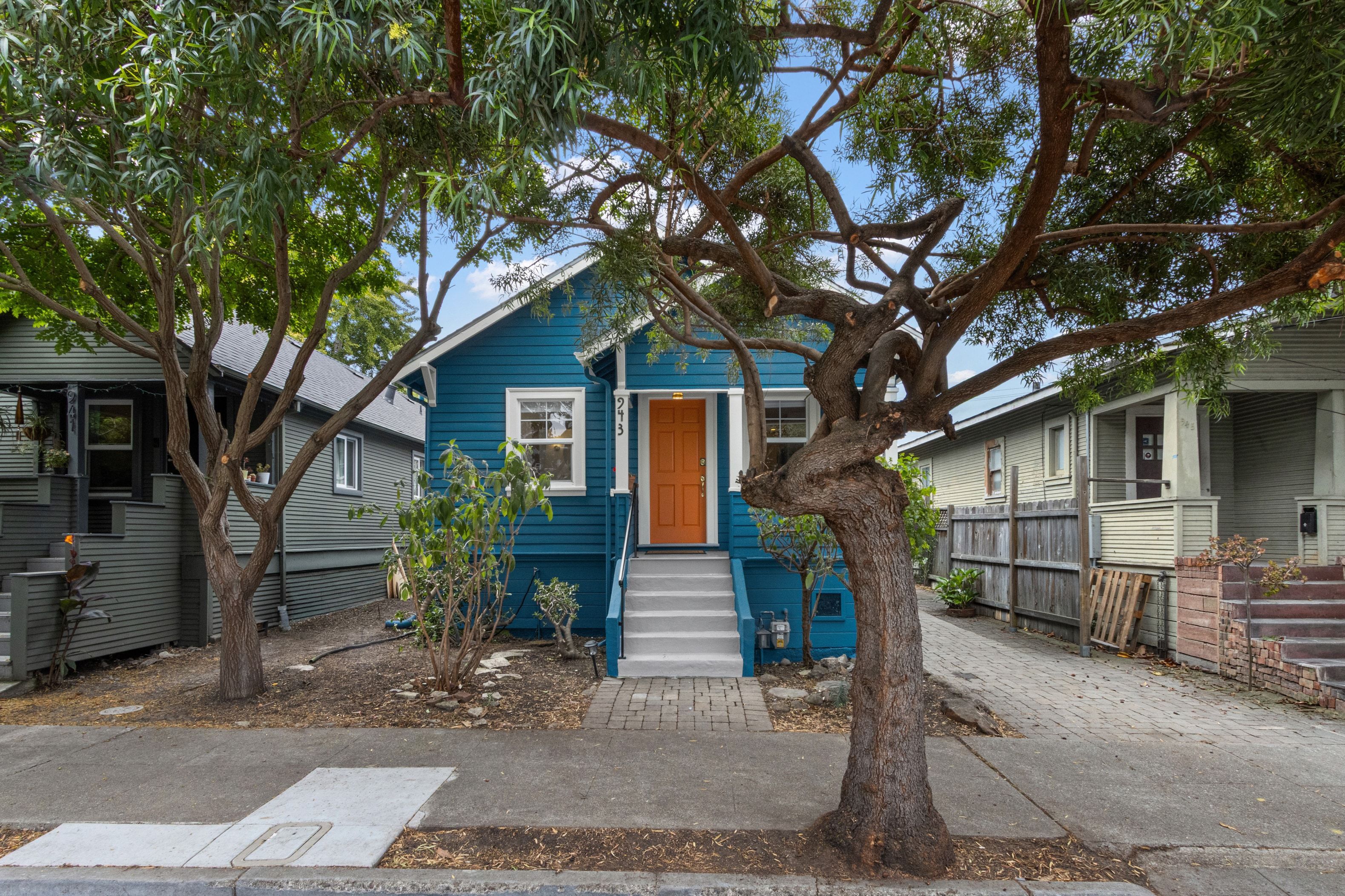  A Storybook North Oakland Cottage Offering Charm, Character, and Potential - 物件實景