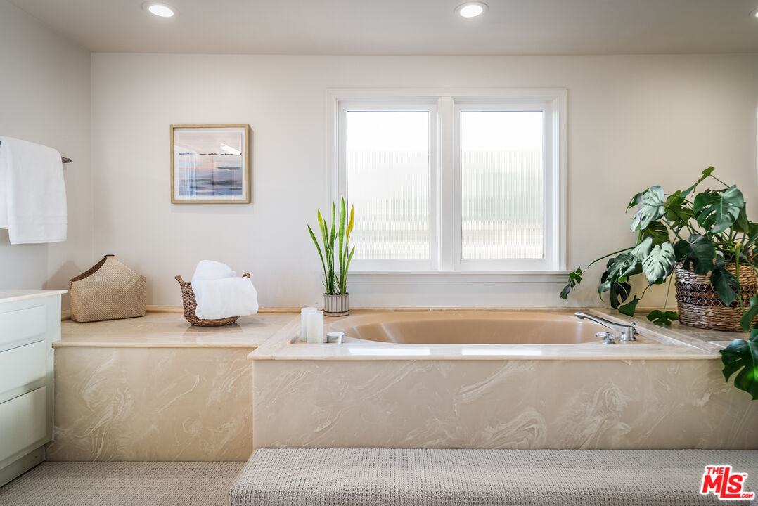 Malibu, California, 90265, United States, 4 Bedrooms Bedrooms, ,3 BathroomsBathrooms,Residential,For Sale,2001973